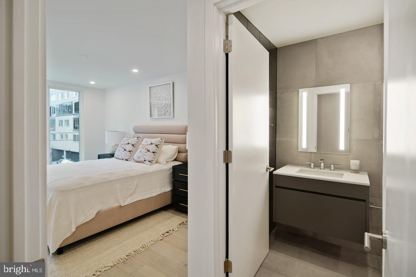 LOGAN SQUARE - Residential