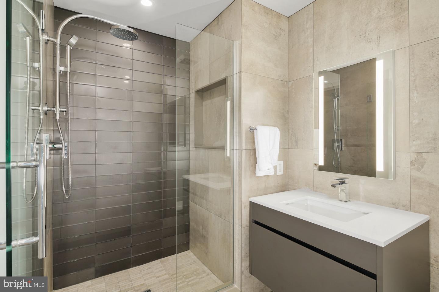 LOGAN SQUARE - Residential