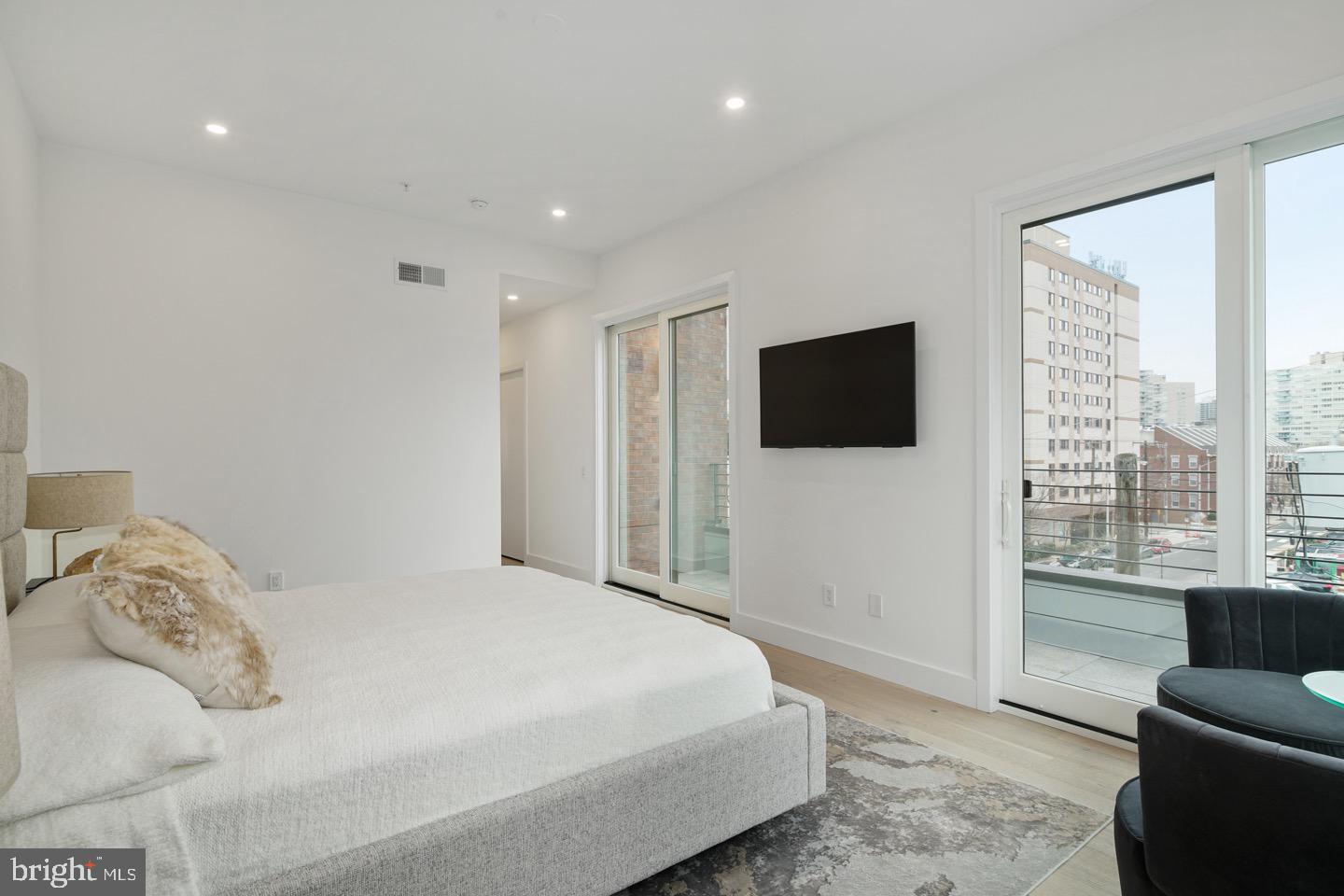 LOGAN SQUARE - Residential