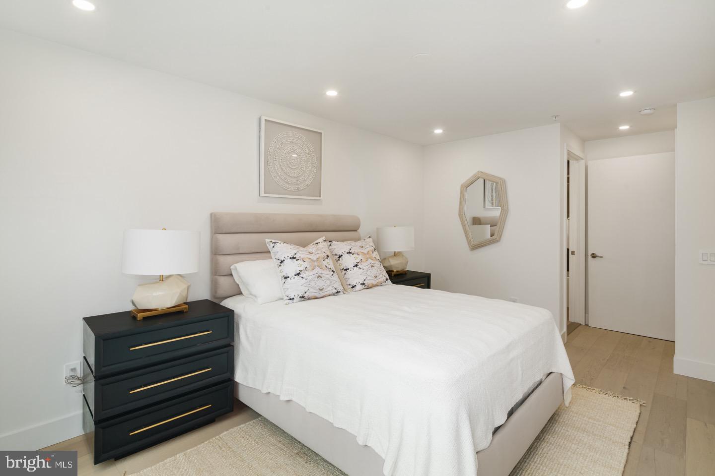 LOGAN SQUARE - Residential