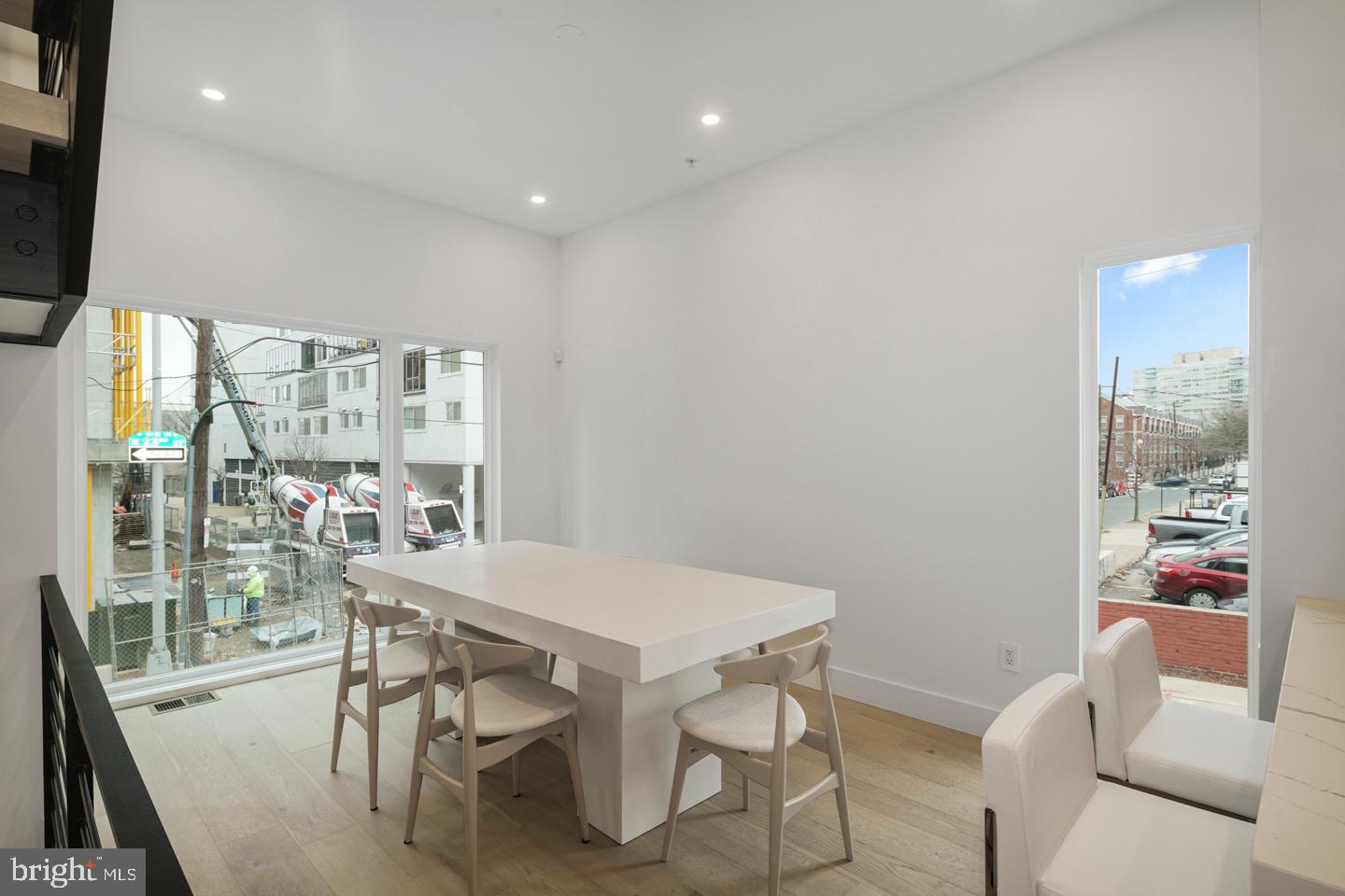 LOGAN SQUARE - Residential