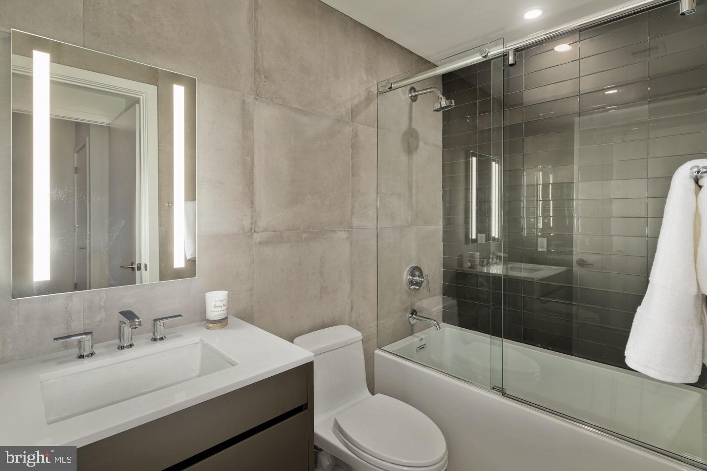 LOGAN SQUARE - Residential