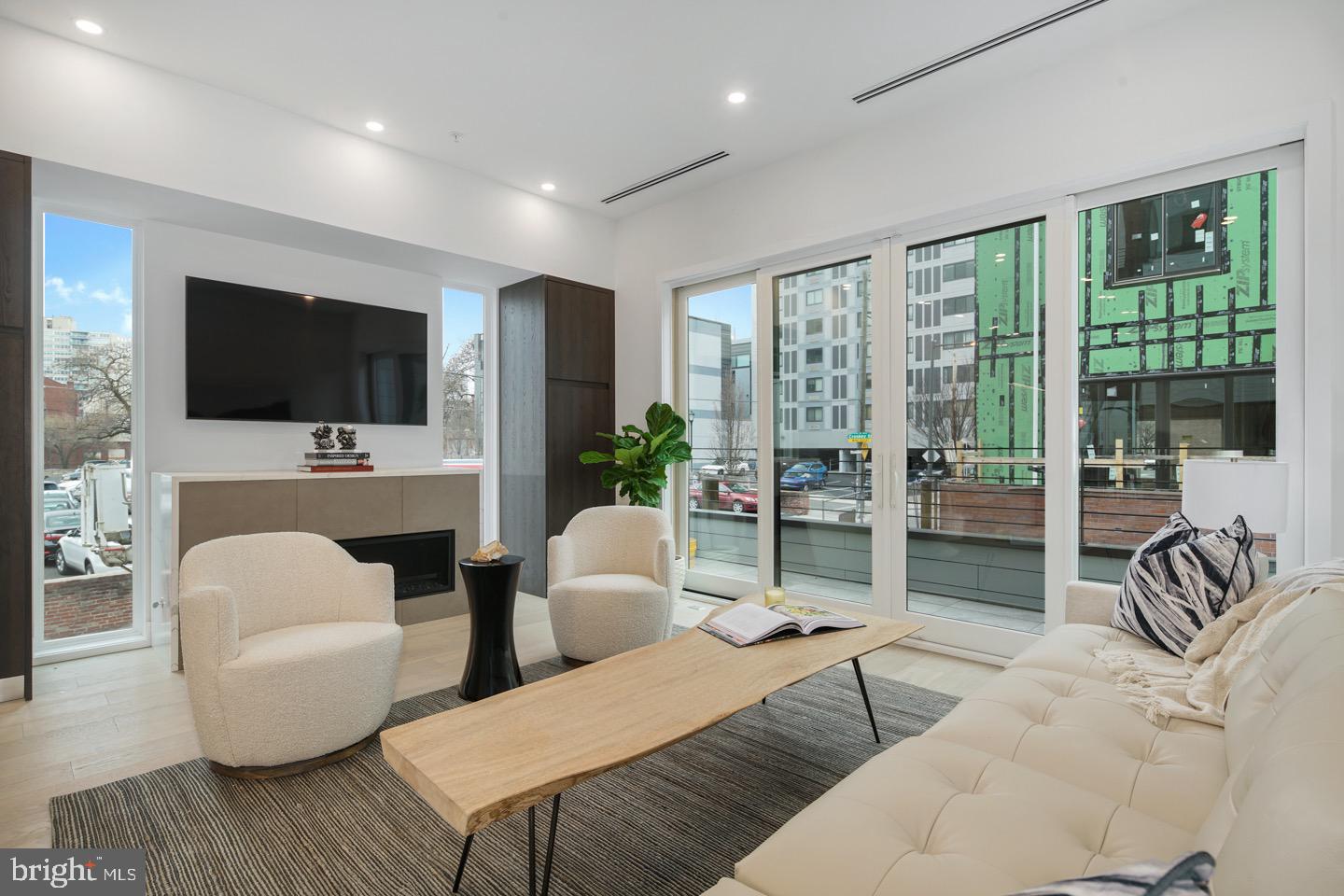 LOGAN SQUARE - Residential