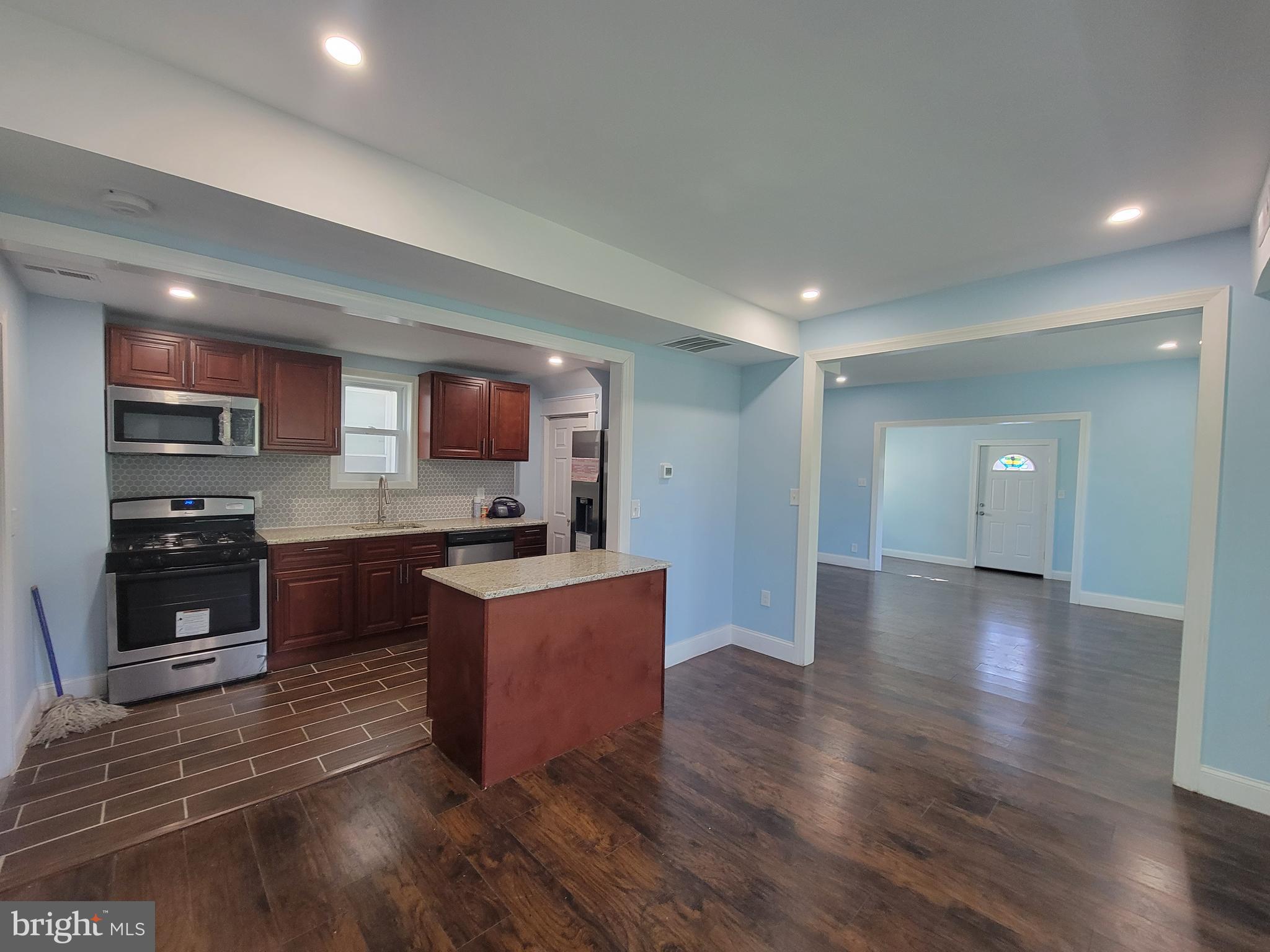 907 N MICHIGAN AVENUE