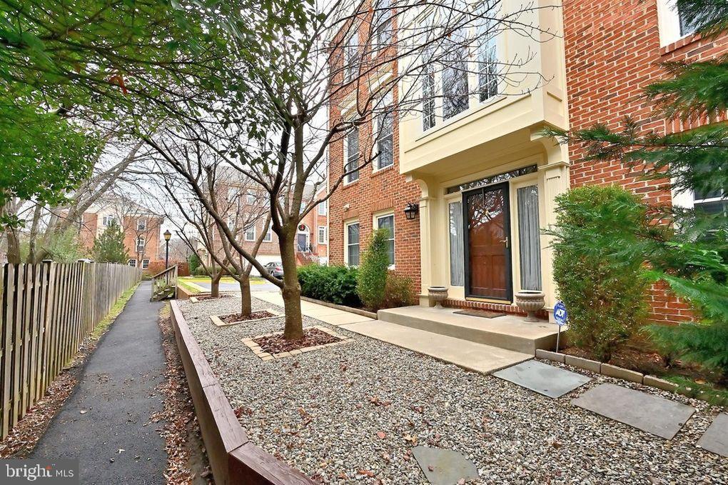 POTTERS GLEN - Residential Lease