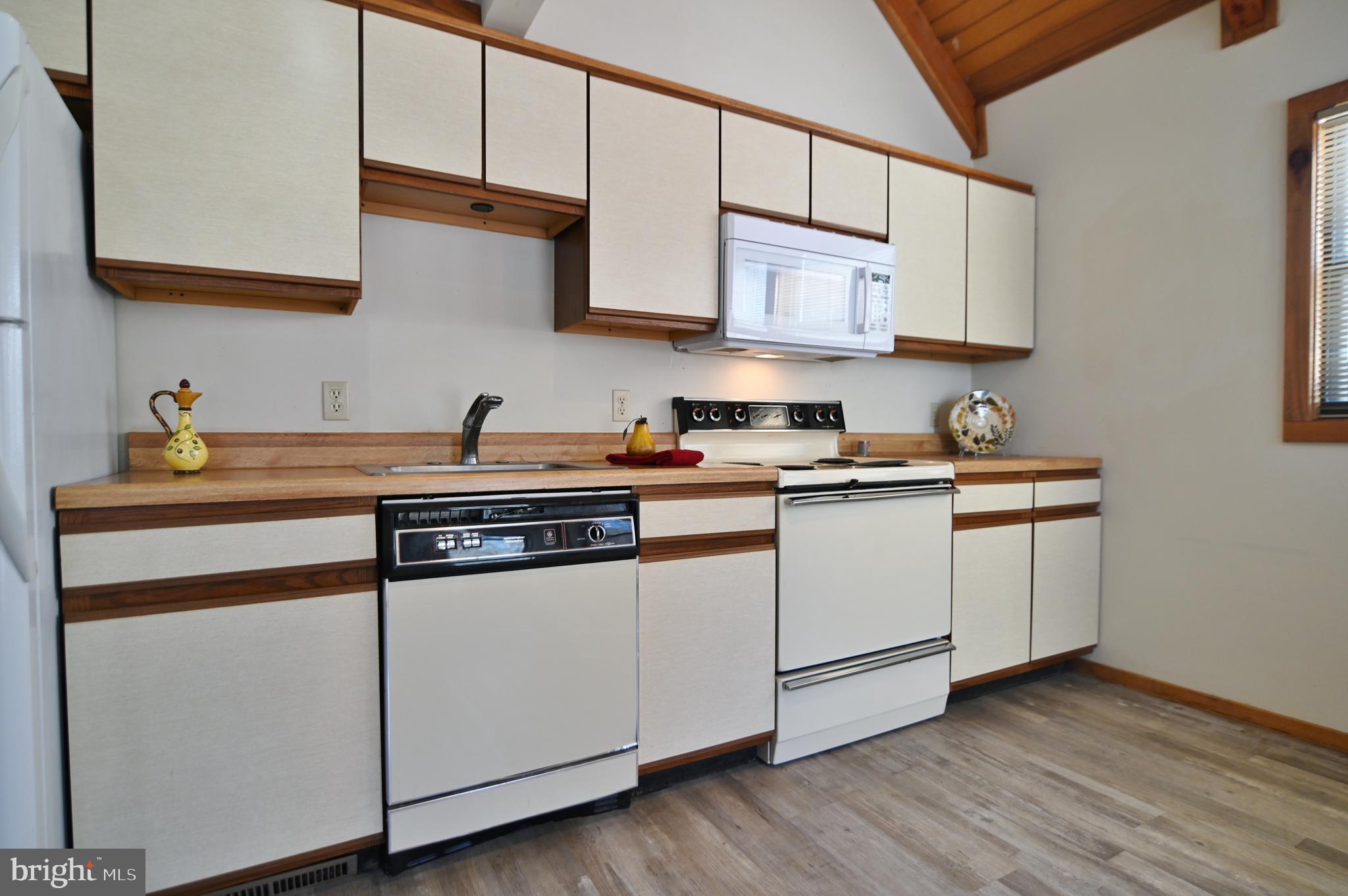 LAKEVIEW PEDESTAL HOMES - Residential