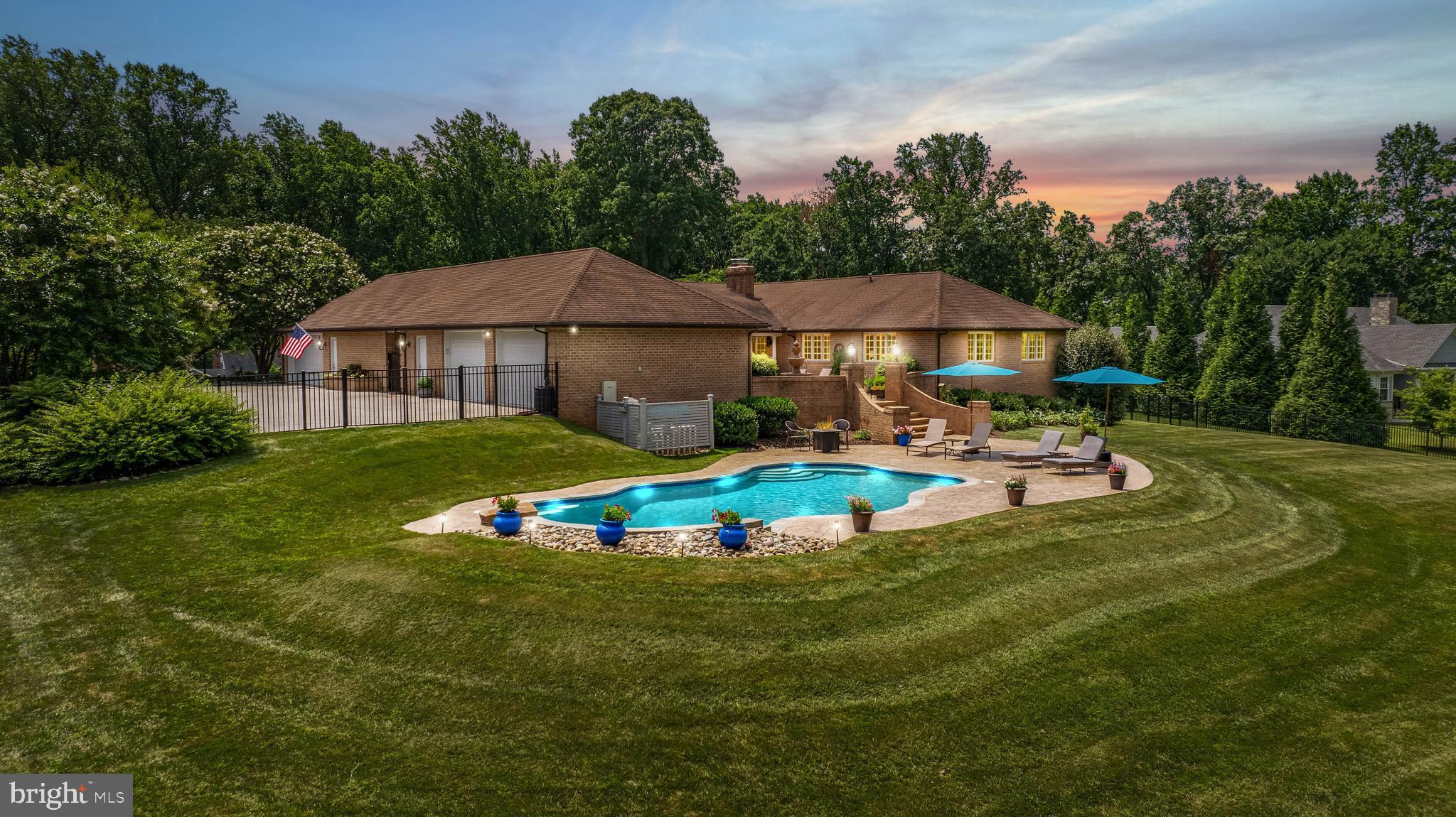 HOLLY KNOLL - Residential