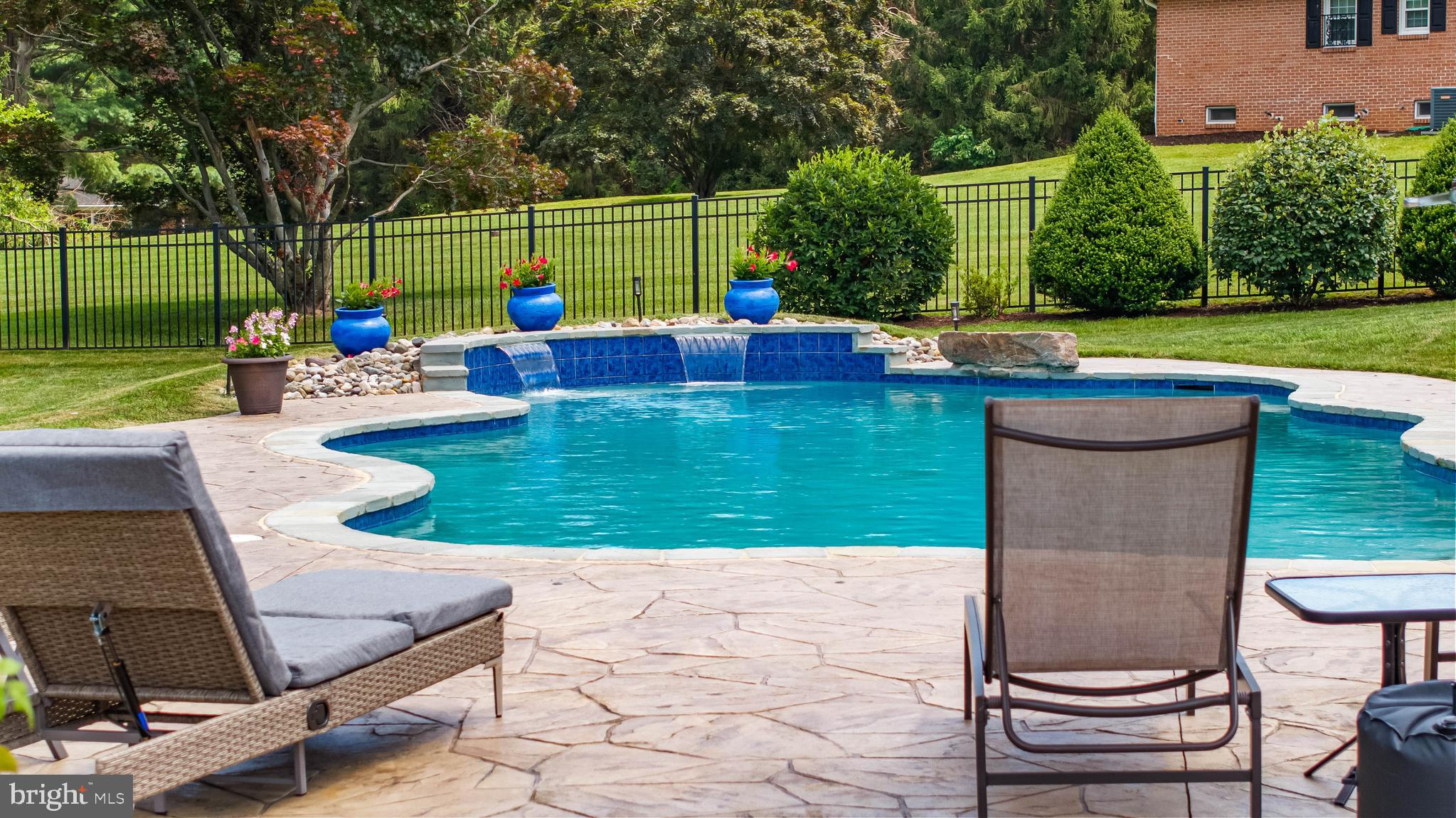 HOLLY KNOLL - Residential