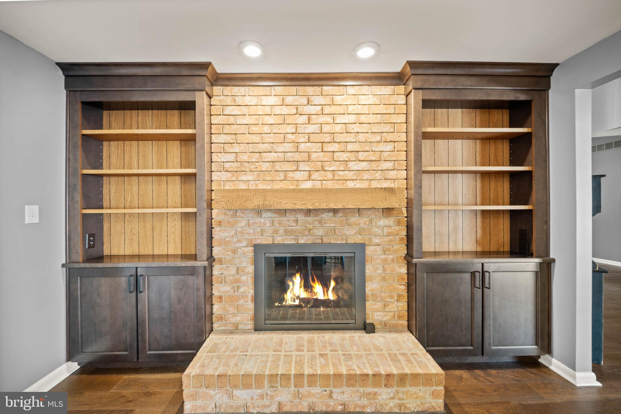 HOLLY KNOLL - Residential