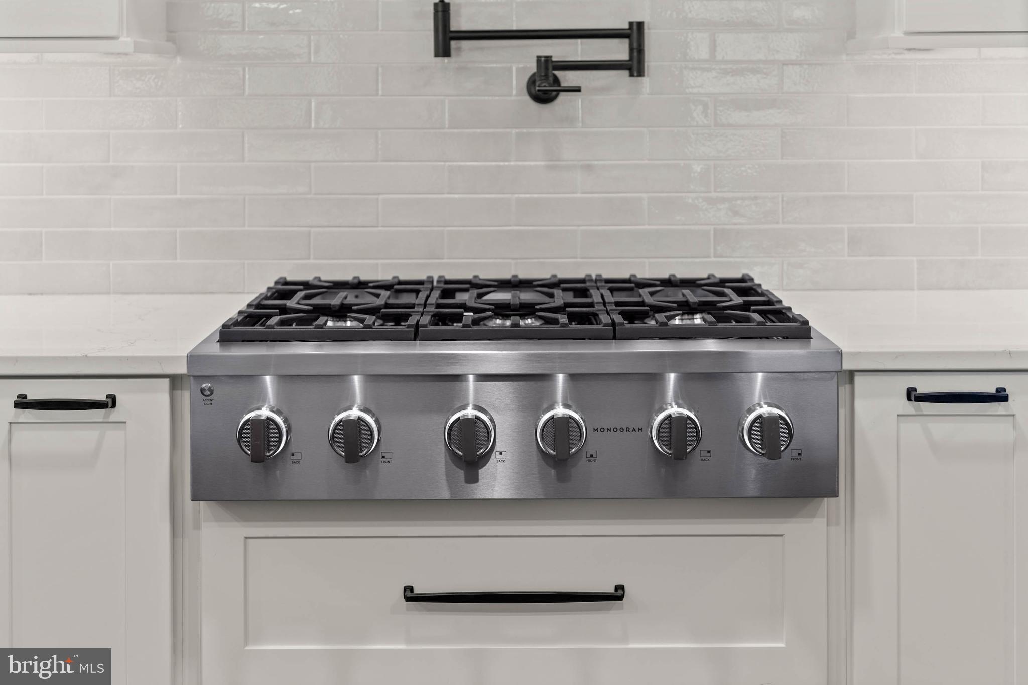 HOLLY KNOLL - Residential