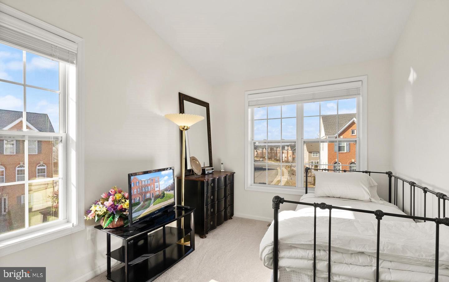 LOUDOUN VALLEY ESTATES 2 - Residential Lease