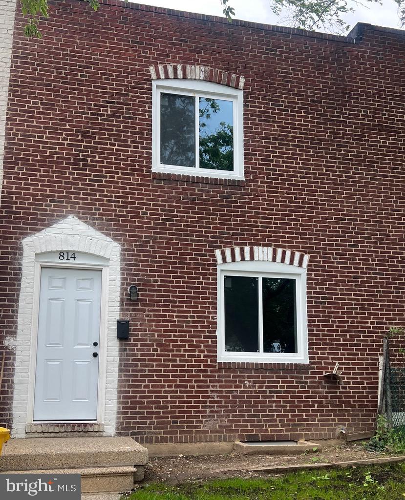 Welcome to 814 Jack St!
Renovated row townhouse on a quiet street. Step inside to discover three fully finished levels featuring a gorgeous kitchen, four bedrooms, and two modern full bathrooms. This renovation includes fresh paint, new windows, new flooring, new appliances, a new HVAC system, a new roof, and a new water heater.
Don’t wait schedule your showing today!