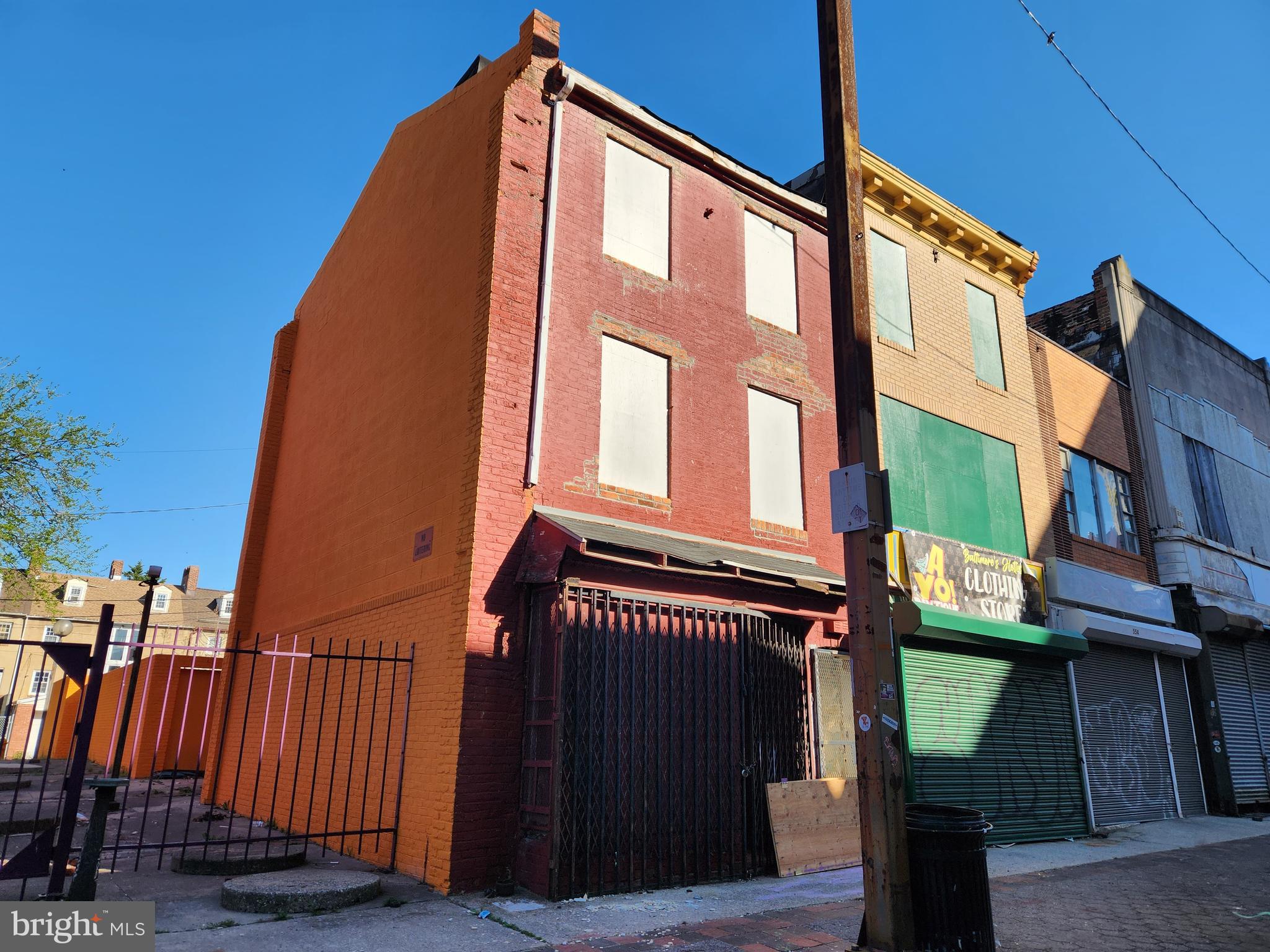 Main image without alt text