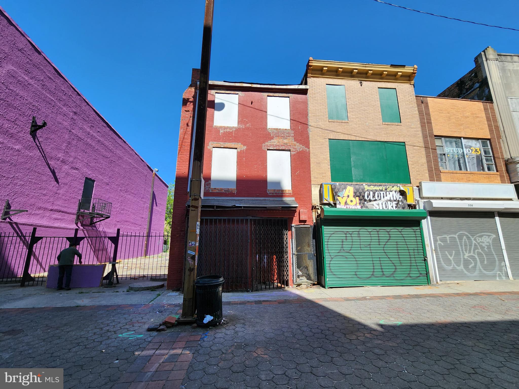 Main image without alt text