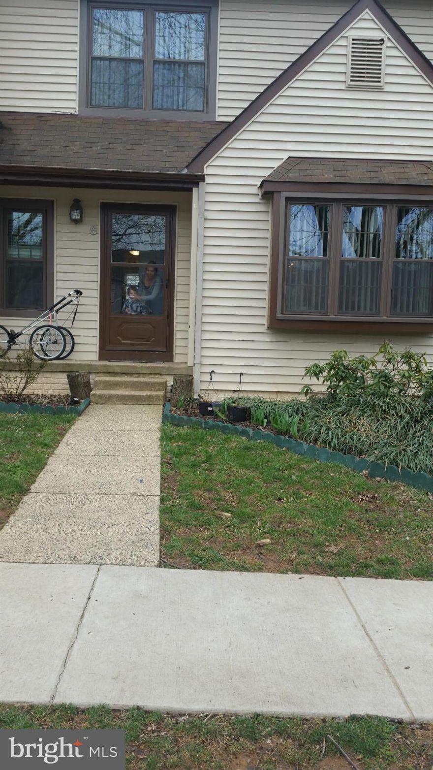 BEAUTIFUL 3-Lvl TH w/new carpet, fresh paint, hardwood floors,close to shopping centers, Dulles Town Center, and elementary school. Has newdishwasher ,stove, ,new  cabinets and refrigerator. Has deck w/stairs, patio, and privacy fence. YOU MUST SEE IT!!!