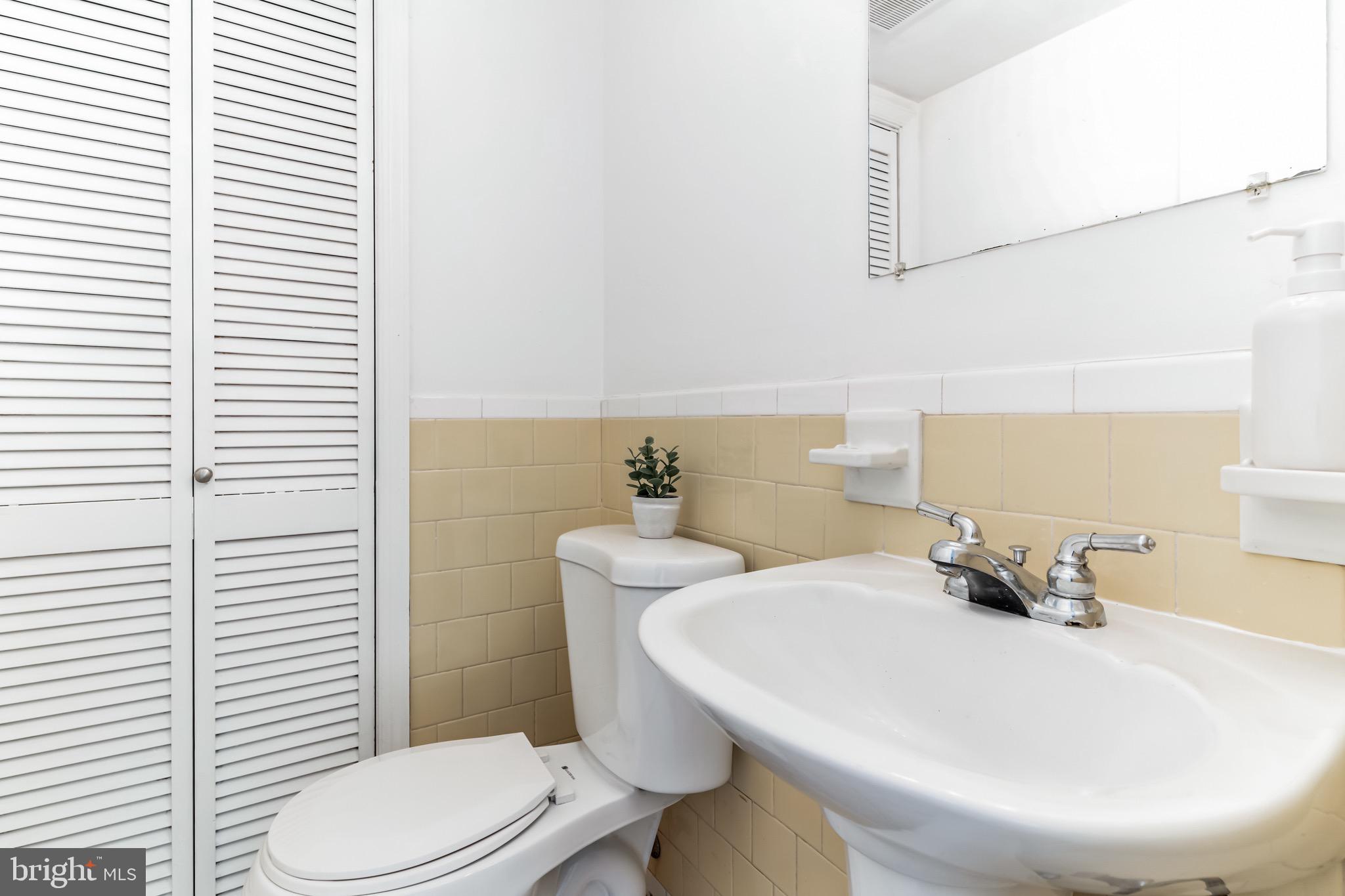 OLD TOWNE VILLAGE CONDOMINIUMS - Residential Lease