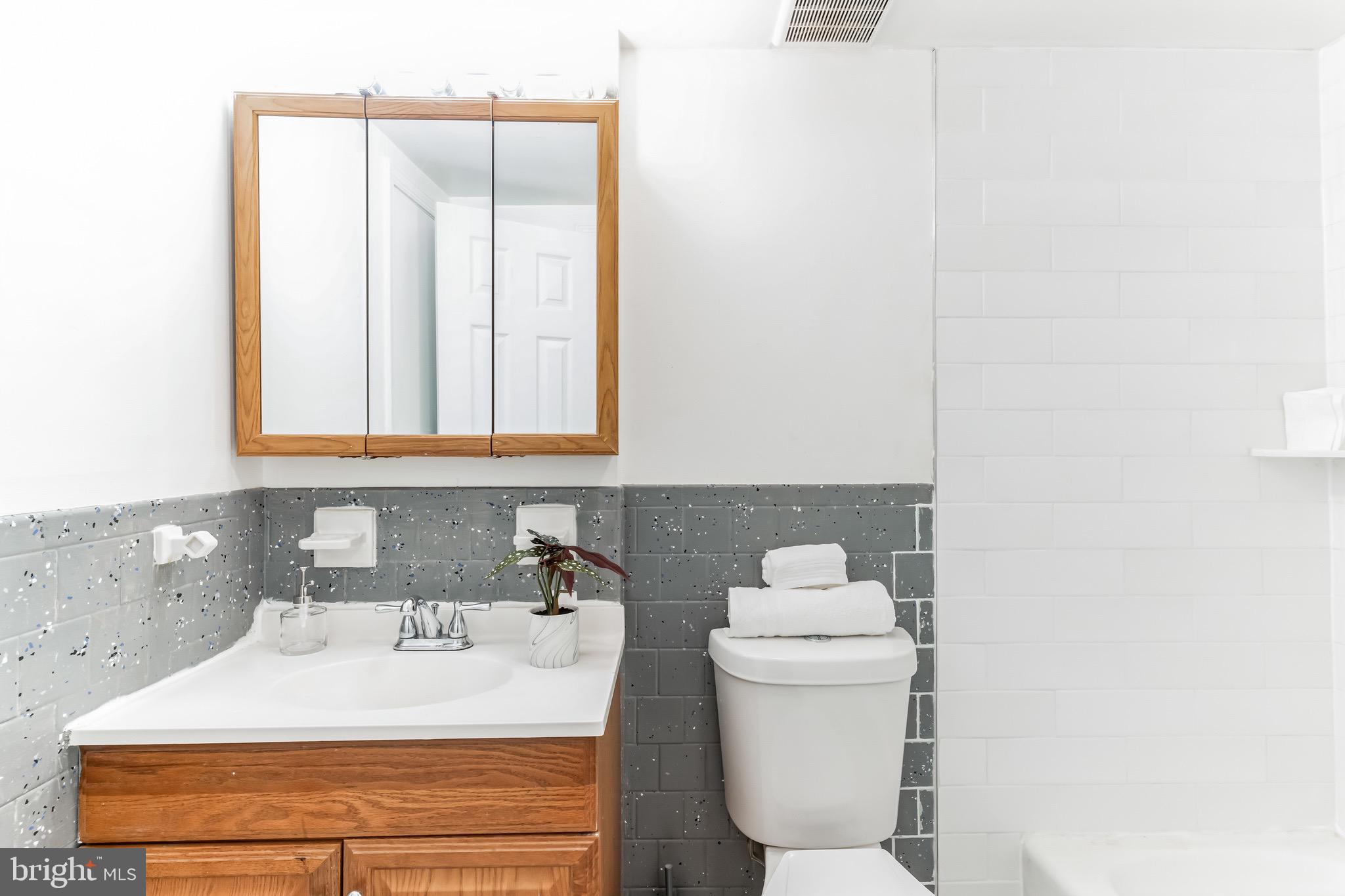 OLD TOWNE VILLAGE CONDOMINIUMS - Residential Lease