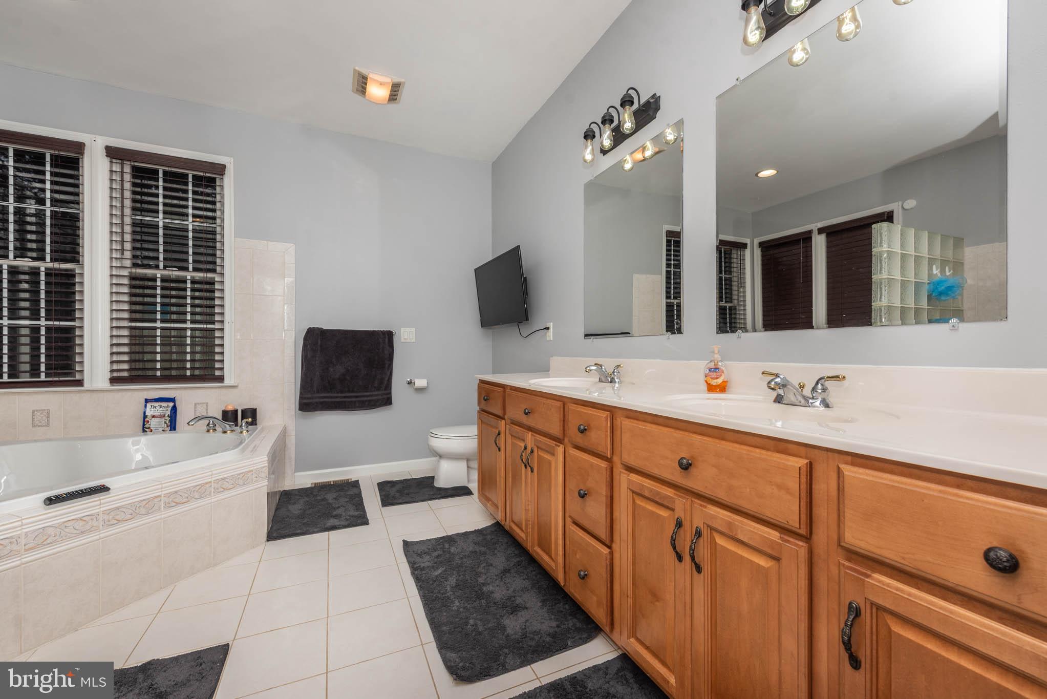 WHITE HALL - Residential