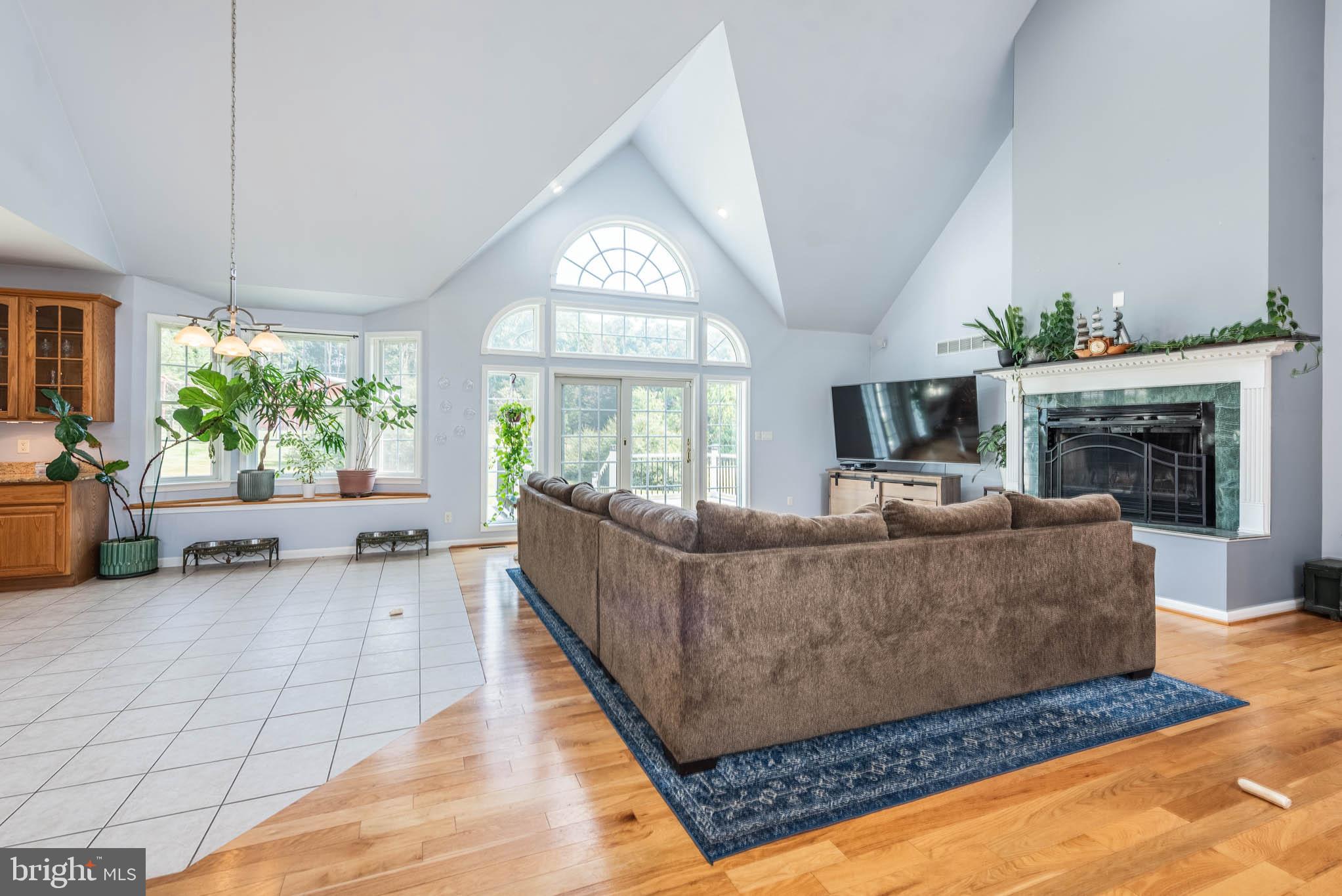 WHITE HALL - Residential