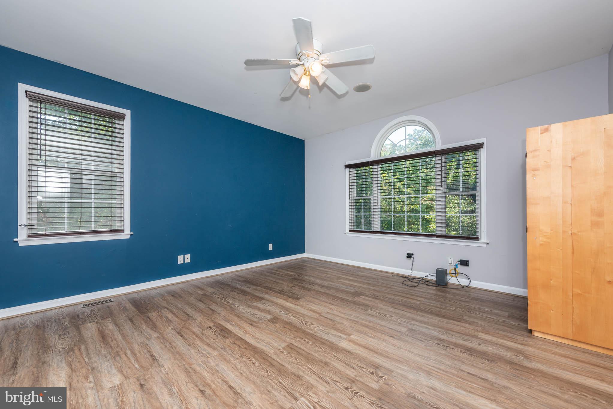 WHITE HALL - Residential