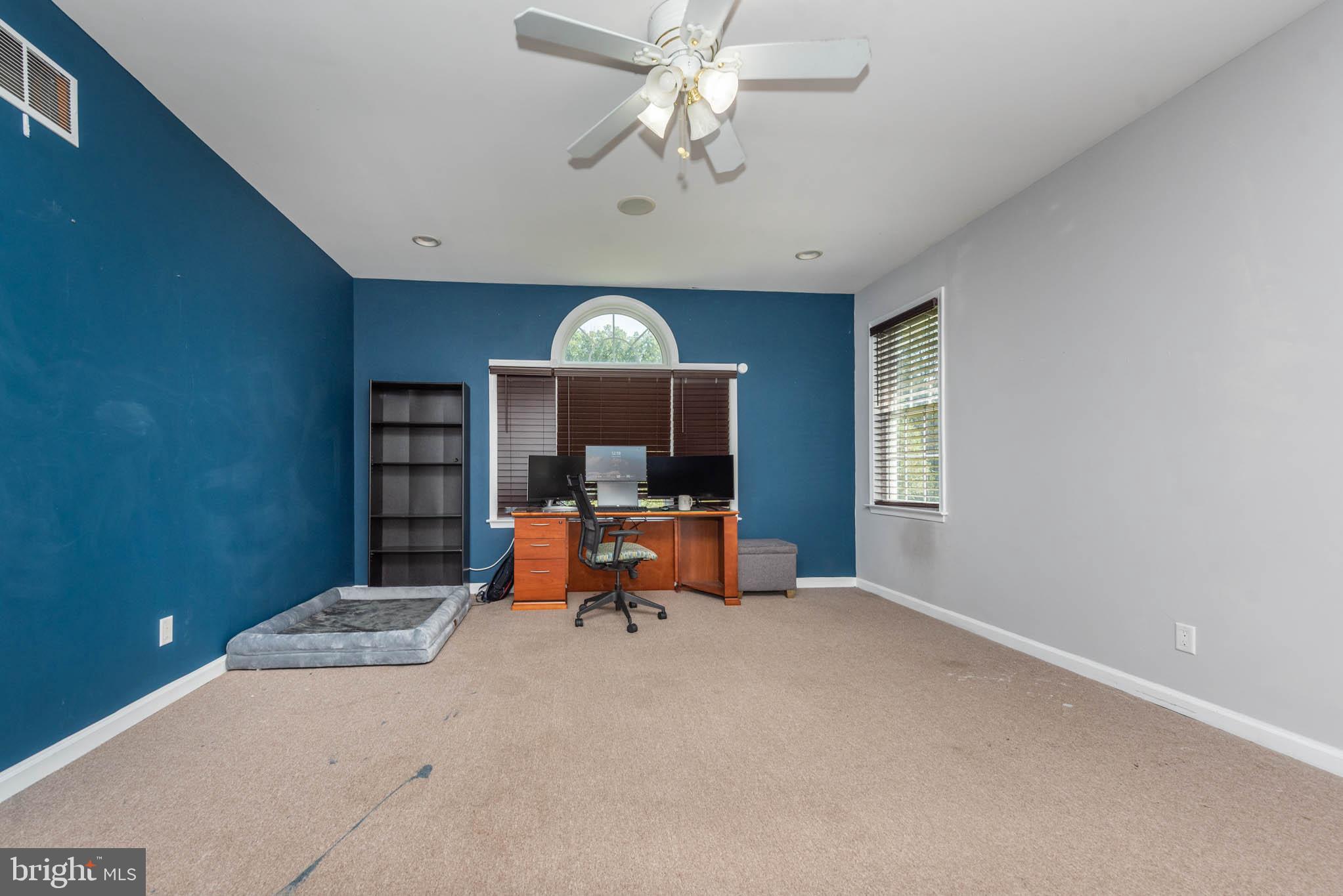 WHITE HALL - Residential