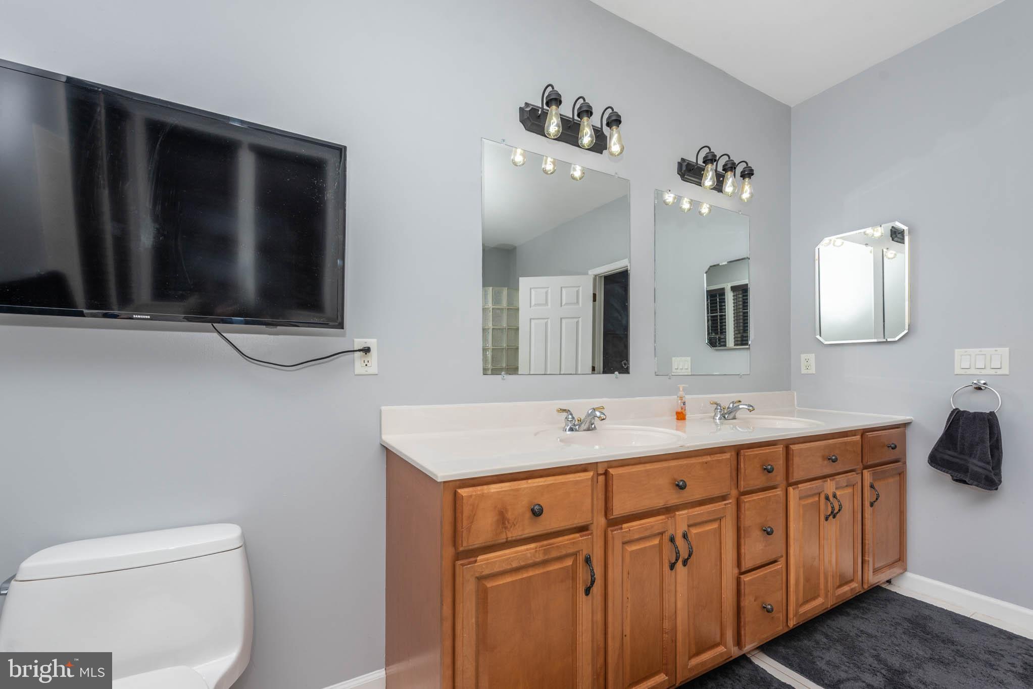 WHITE HALL - Residential