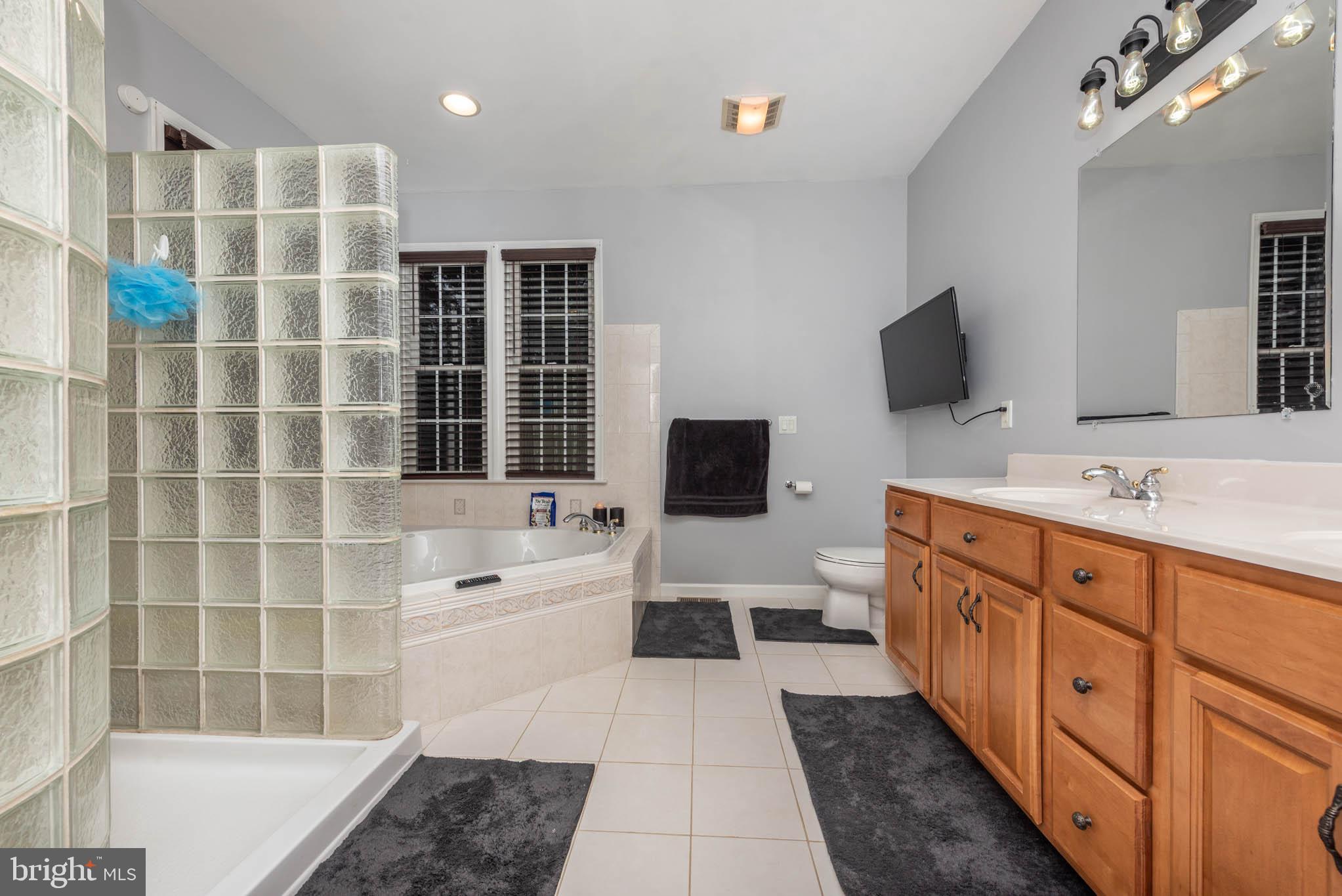 WHITE HALL - Residential