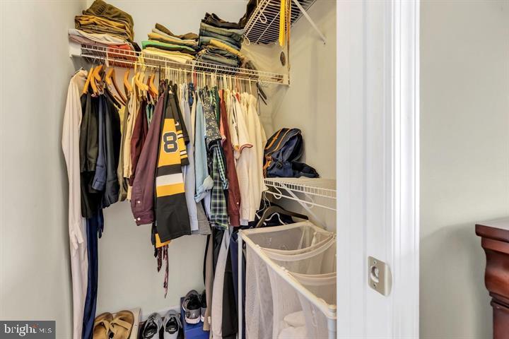 SIGNATURE AT BROADLANDS - Residential Lease