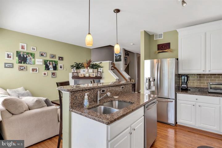 SIGNATURE AT BROADLANDS - Residential Lease