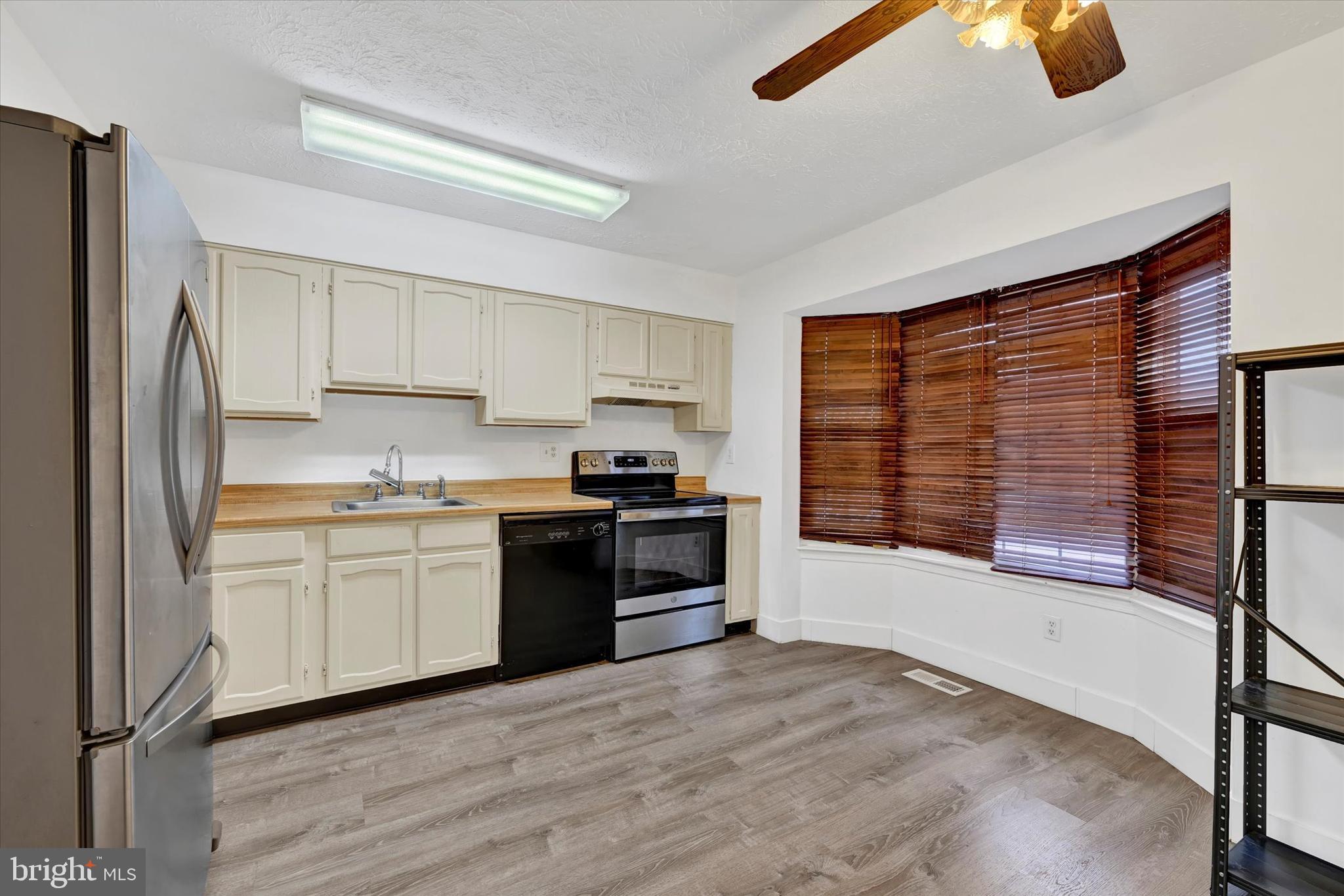 11 STONE FALLS COURT