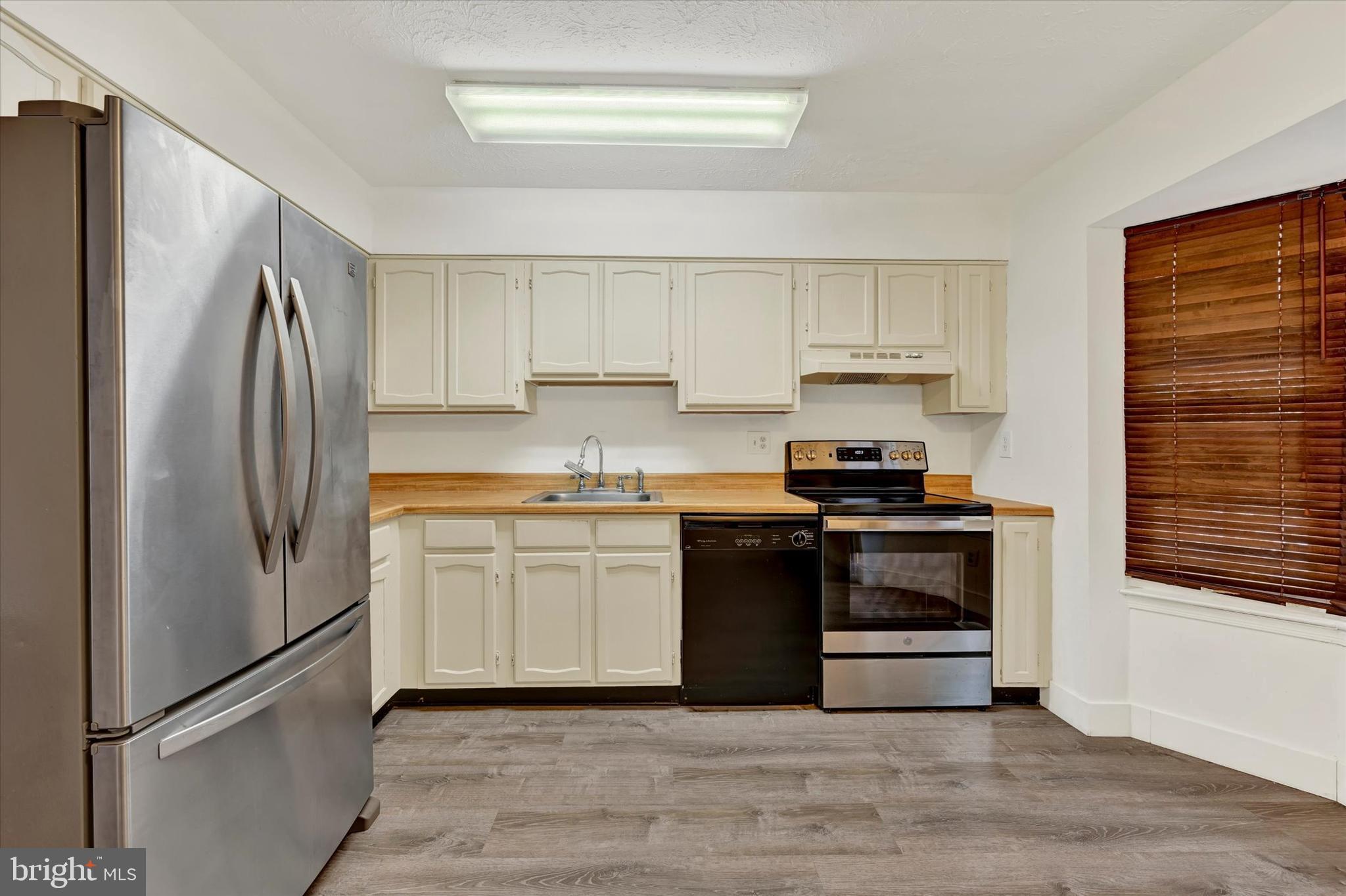 11 STONE FALLS COURT