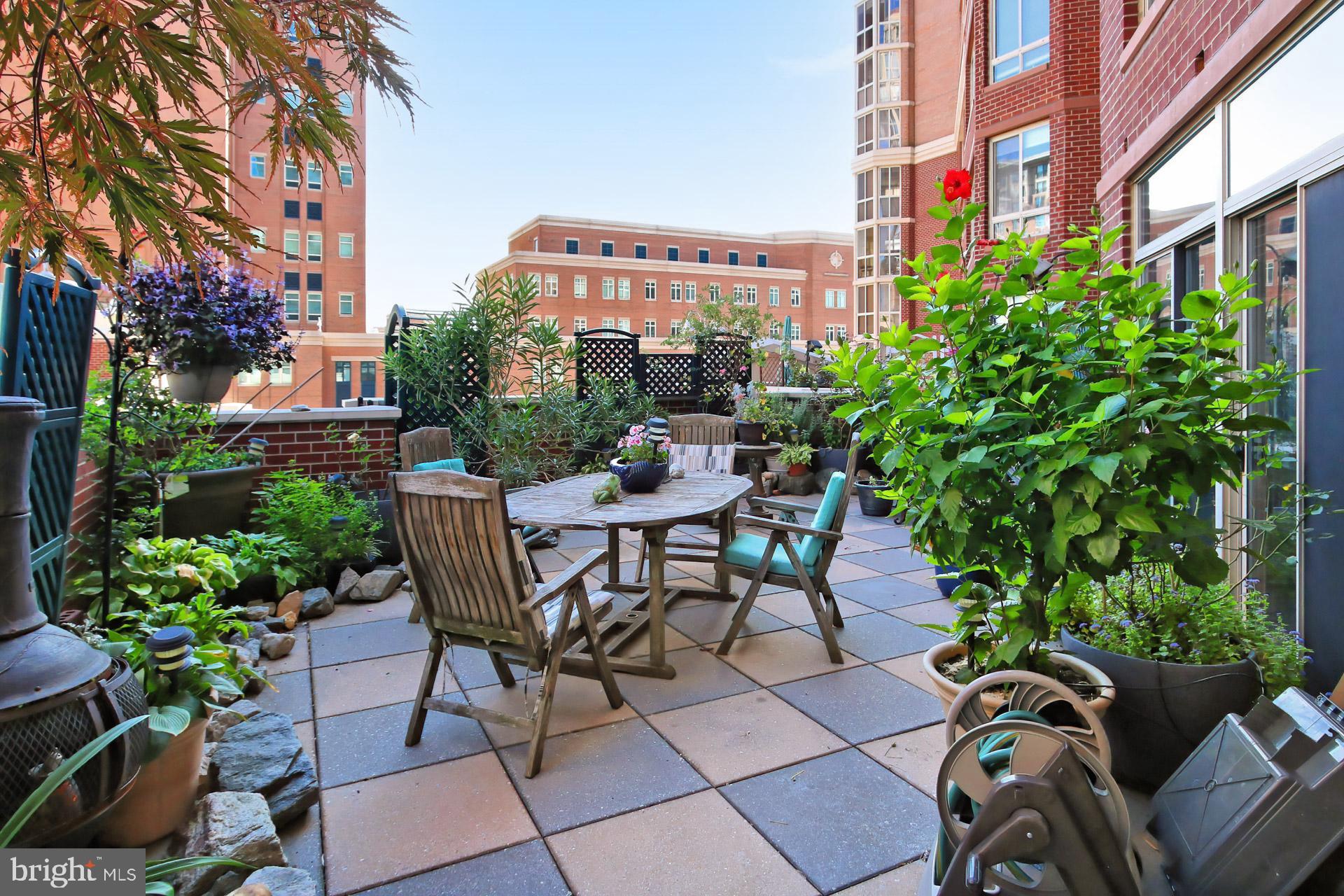 CARLYLE TOWERS CONDOMINIUM - Residential