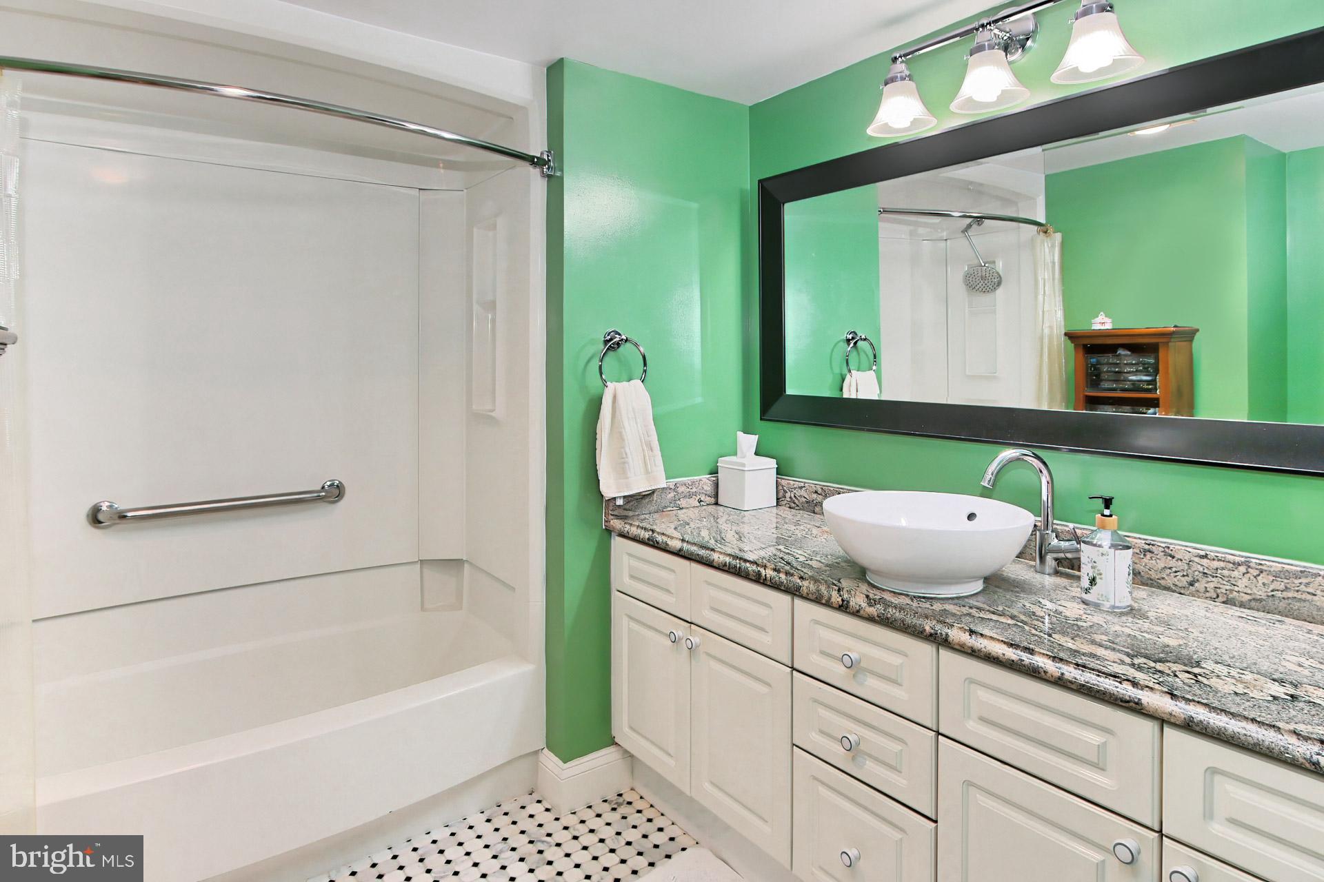 CARLYLE TOWERS CONDOMINIUM - Residential