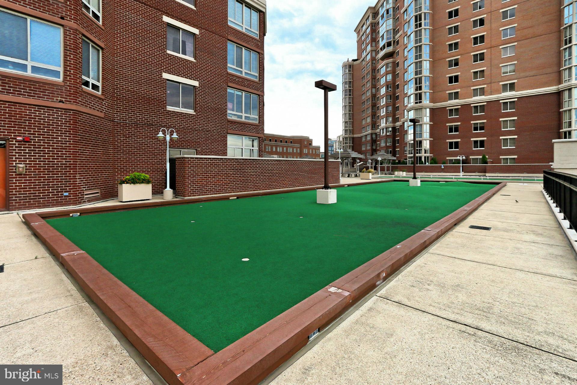 CARLYLE TOWERS CONDOMINIUM - Residential