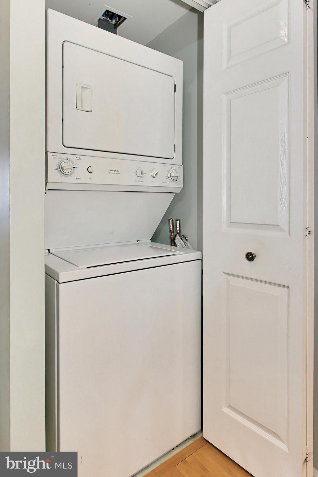 CARLYLE TOWERS CONDOMINIUM - Residential