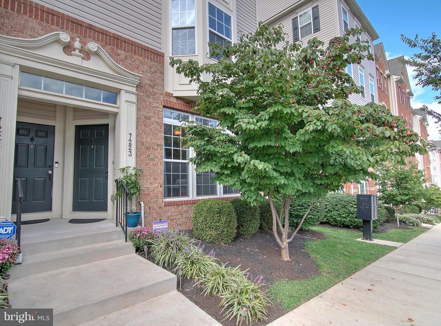 Beautiful Howard County Open Concept Living! 3-bed/2.5-bath END UNIT Condo well kept by Orig Owner. 9'Ceilings, Gorgeous 42  Cherry Cabs, brand new Quartz Counters & Undr-Mnt Sink. Freshly Painted, SS Appliances, Recessed lights, Bay Win, Crown Molding. Mstr Bd w/2 Wlk-In Clsts, On-Suite w/ Dual Van, Sep Shwr. 1Car Gar w/ end unit window. Mins to I-95 & emplymnt cntrs of Fort Meade, NSA, Balt/D.C.