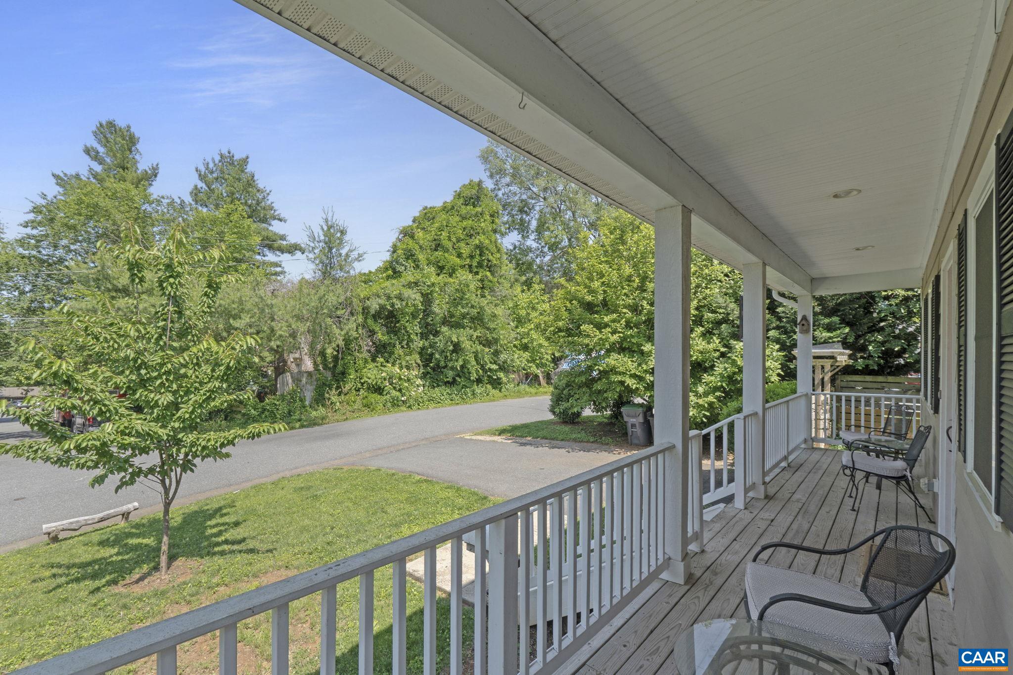 1012 LOCUST LN