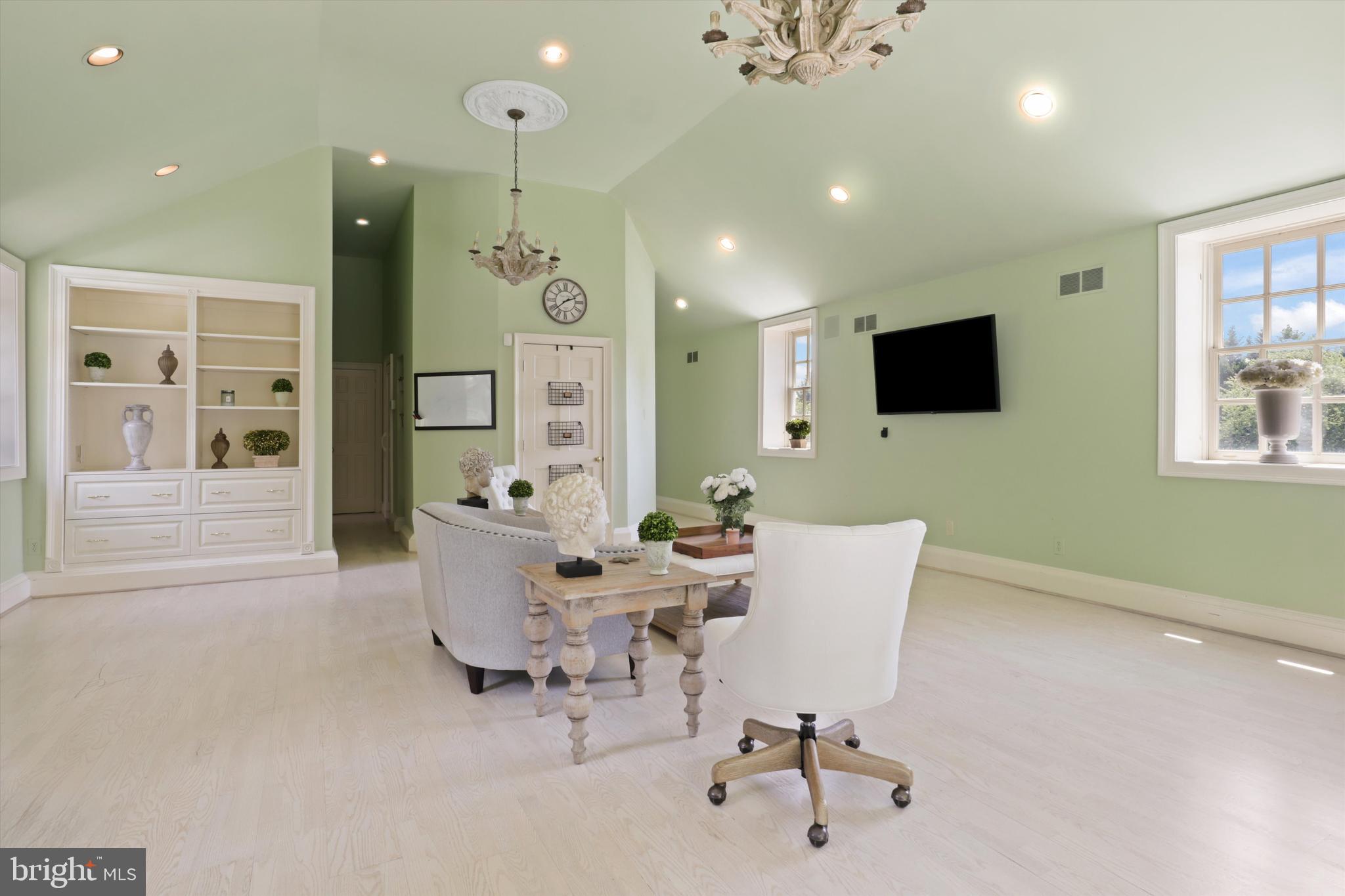 SADDLE RIDGE - Residential