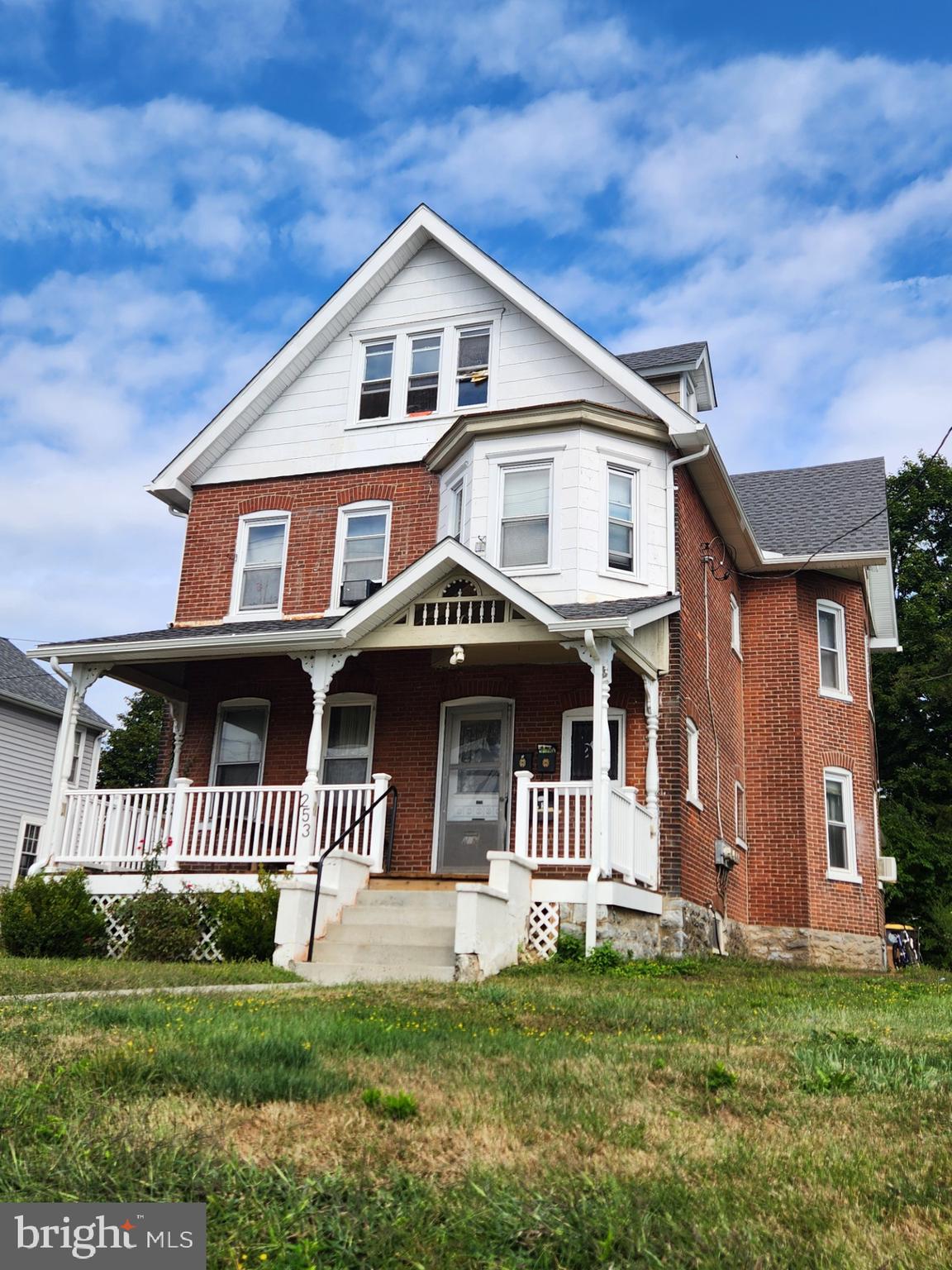 253 W LANCASTER AVENUE