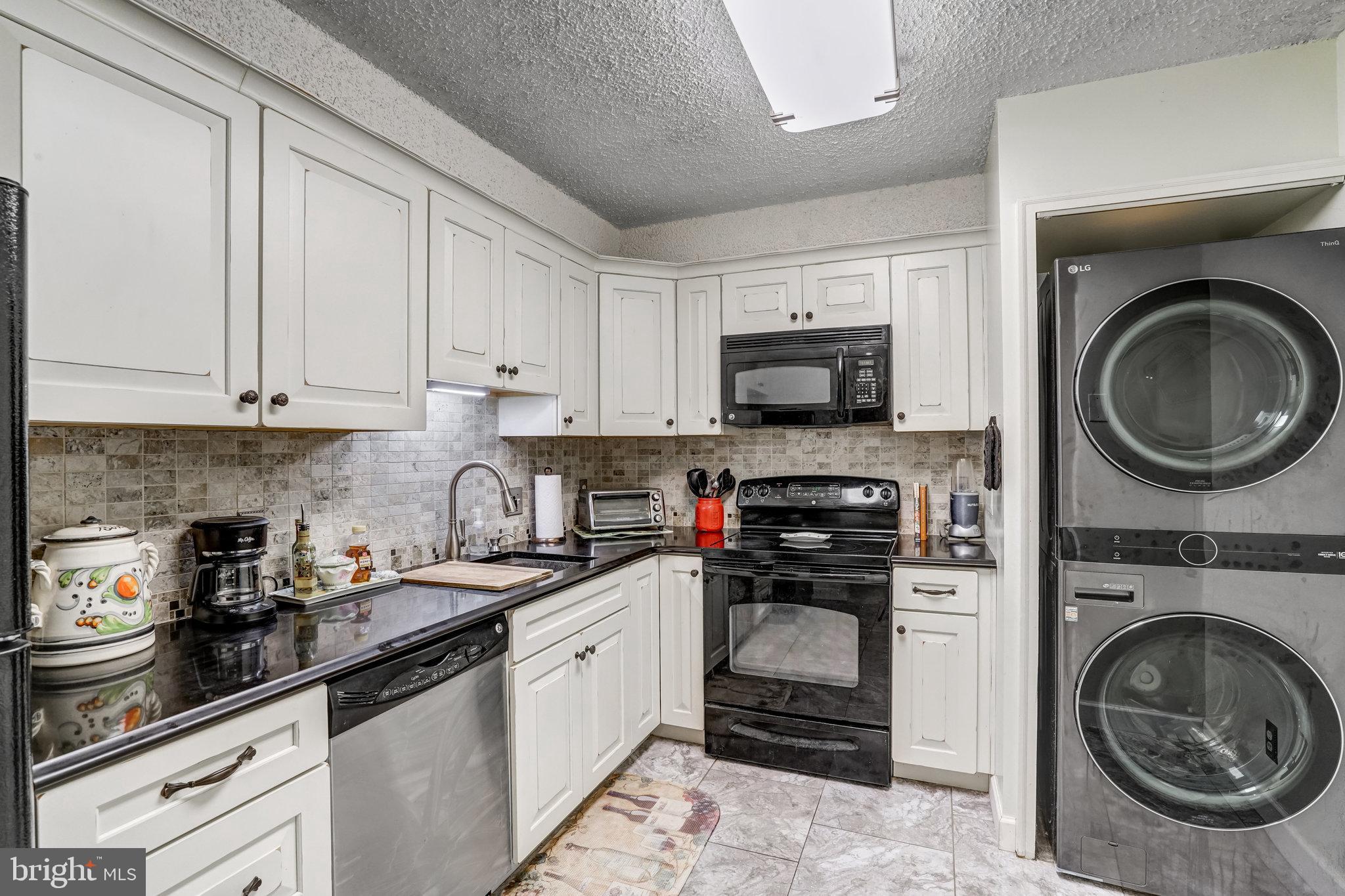 LAKESIDE PLAZA - Residential