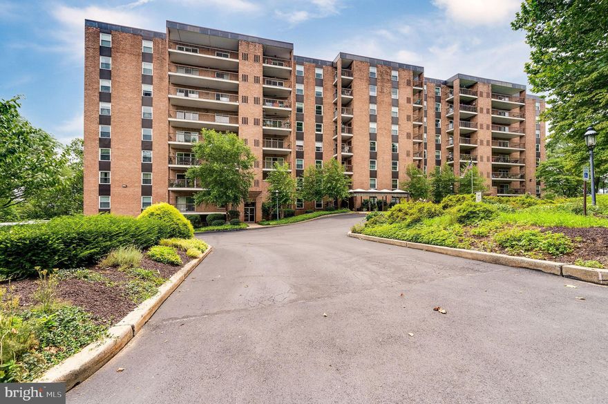 This 1 bed/1bath condo in Hummingbird Hill is IMMACULATE and I do mean... immaculate.  Updated throughout, beautiful neutral modern decor, new heating and AC and it's on the first floor to boot!  This is the only unit in the entire building that has immediate access from patio to parking lot with the sweetest little garden surrounding the patio.  At this price, you do not want to miss out!  Call today and get your tour scheduled.