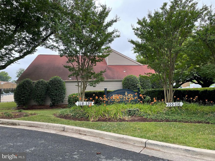 This beautiful one bedroom one den unit is waiting for you. Come and see it with your own eyes. Open concept kitchen, stainless steel appliances, vinyl flooring throughout the unit, spacious bedroom with walk-in closet. The den offers you the perfect space for an office or studio and the balcony has the perfect view. 

Great location. Less than 1 mile from Muddy Branch and Frederick Ave. Access to public transportation. Shopping center nearby.