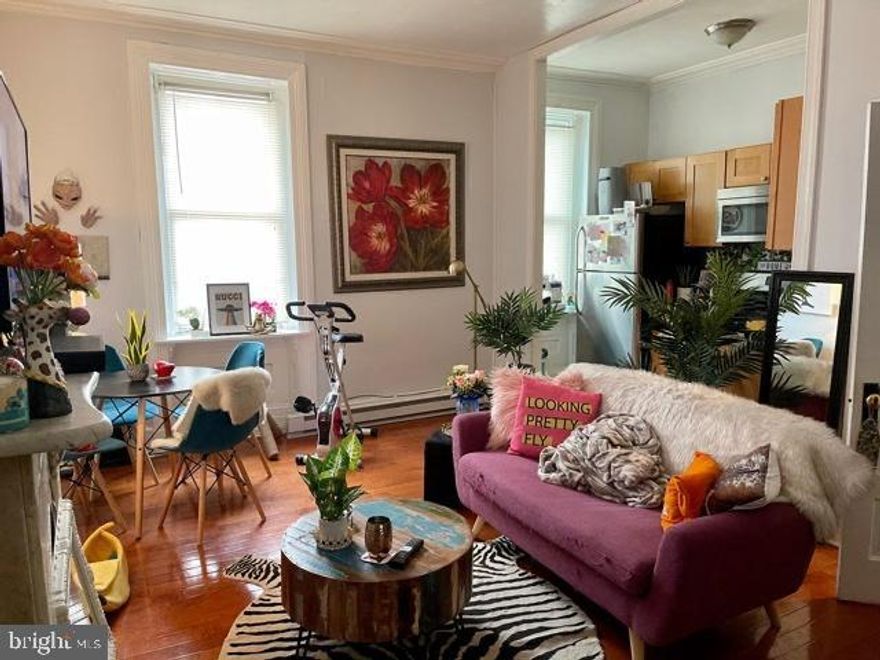 1 bedroom/1 bathroom apartment in the Fairmount neighborhood. Gorgeous hardwood floors, updated kitchen, washer/dryer in building located on a great block.