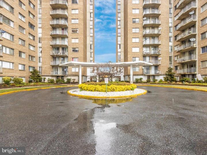 PRESIDENTIAL TOWERS - Residential