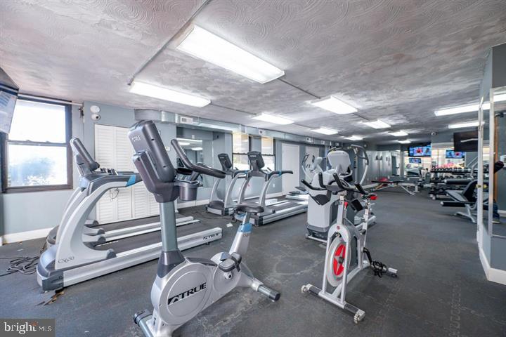 PRESIDENTIAL TOWERS - Residential