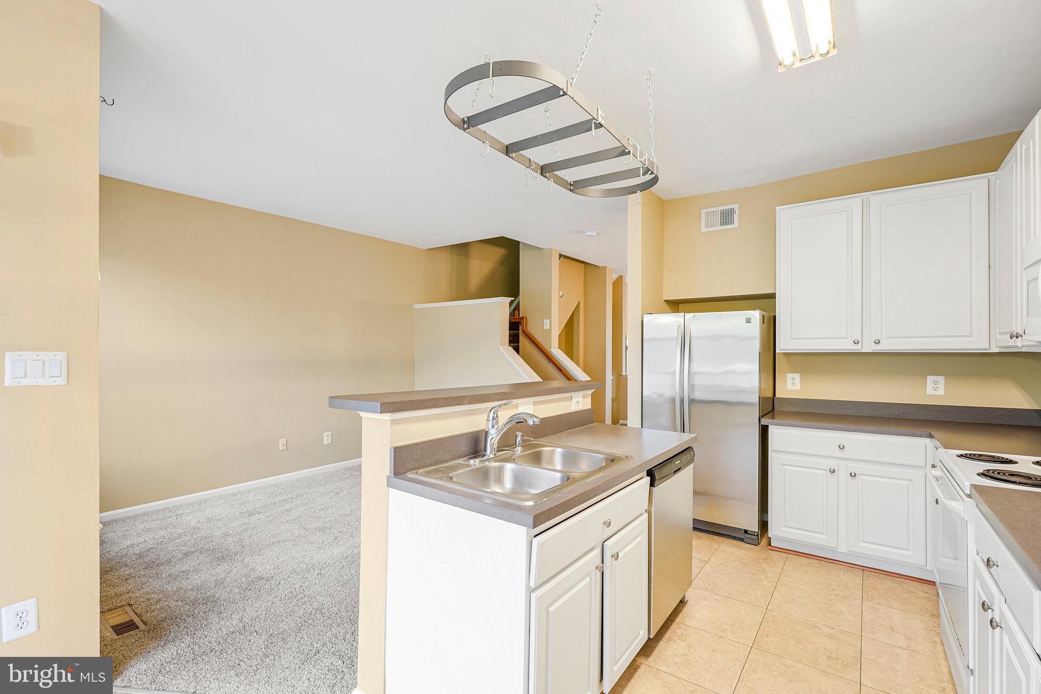 SIGNATURE AT BROADLANDS - Residential Lease