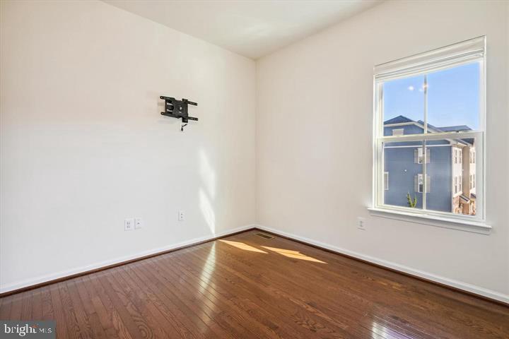 CREEKSIDE VILLAGE AT TANYARD SPRINGS - Residential Lease