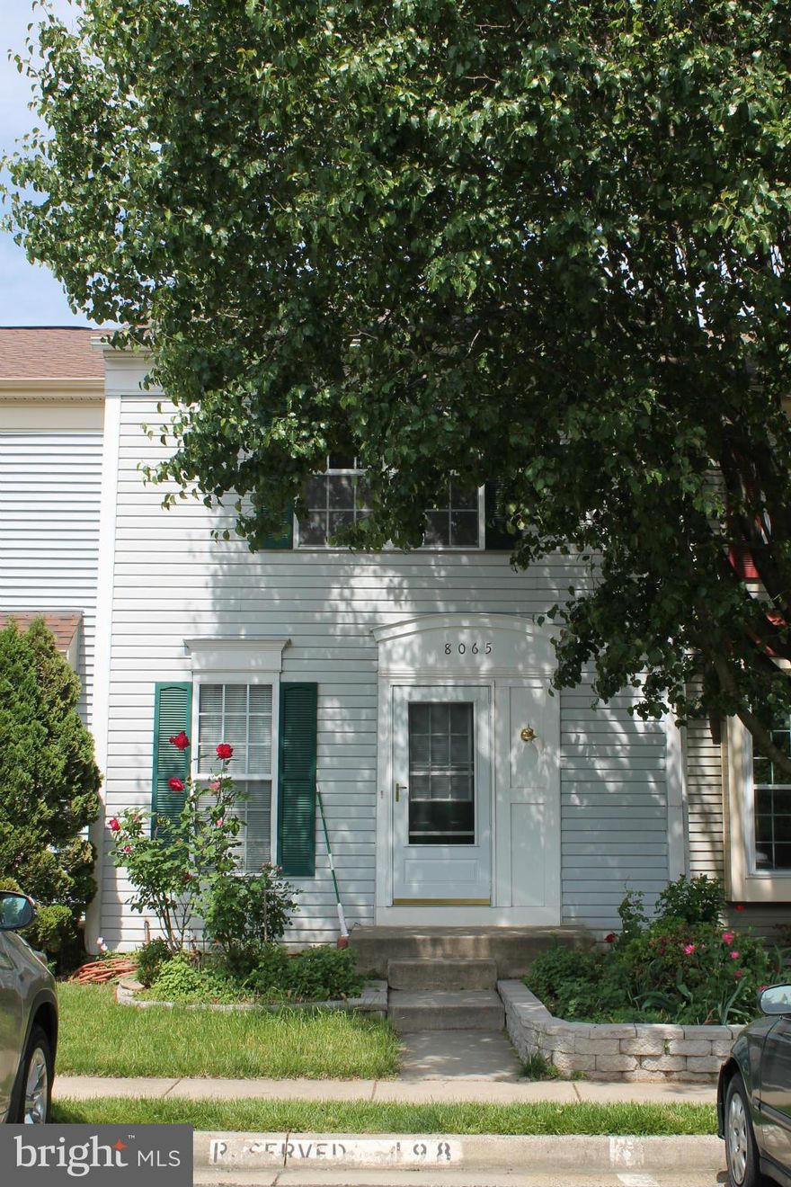 Wonderful home in the suburbs of Alexandria that is perfect for a small family or couple looking to be close to DC and still within the best school districts of Fairfax County. 2 bedrooms with 3 levels and 1.5 baths. Lovely and safe neighborhood with assigned parking right in front of doorsteps. 1,008 sqft como code NDE