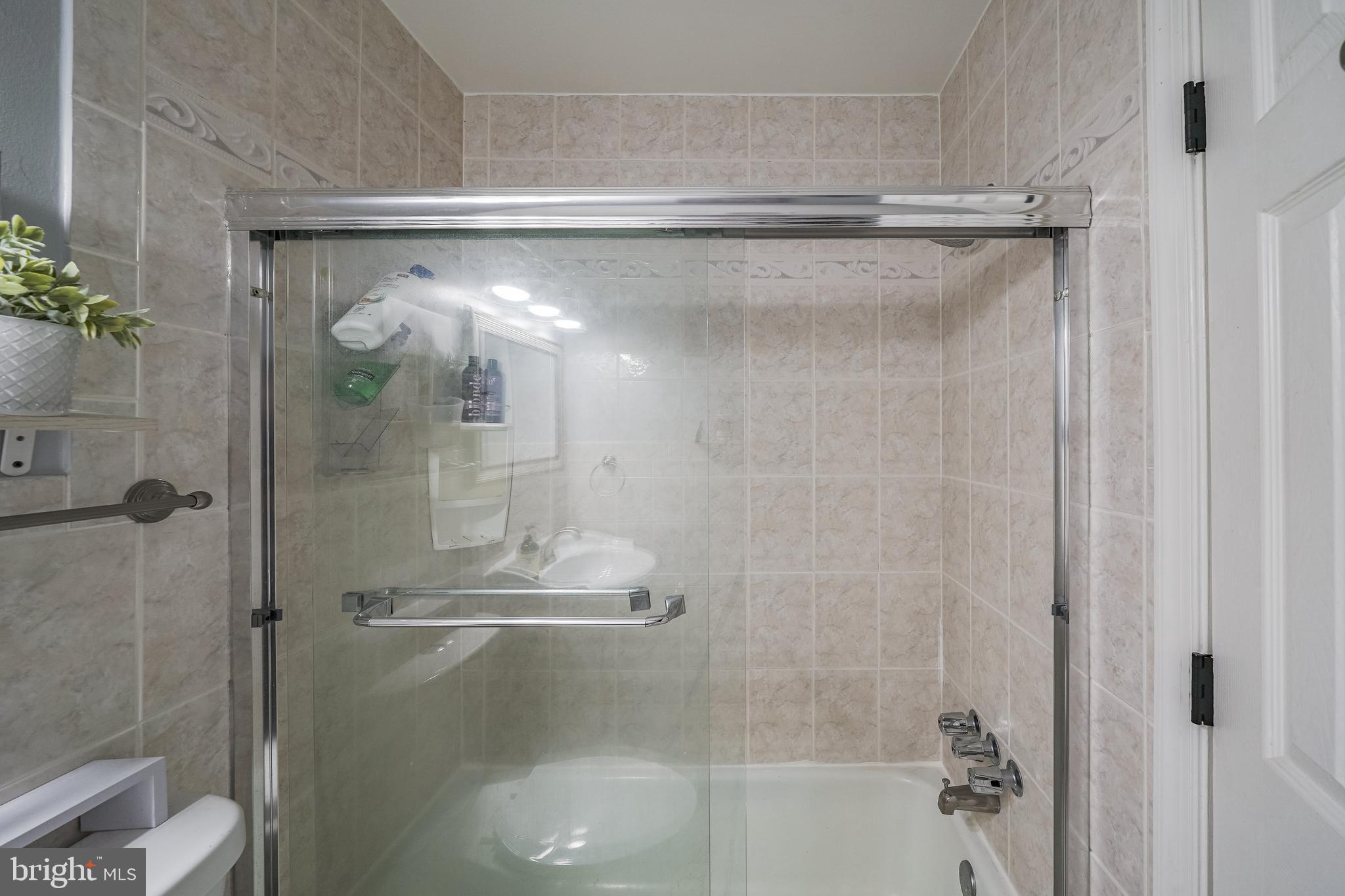 LOISDALE ESTATES - Residential Lease