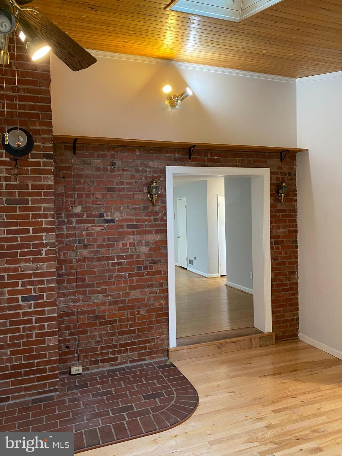 COUNTRY CLUB PARK - Residential Lease